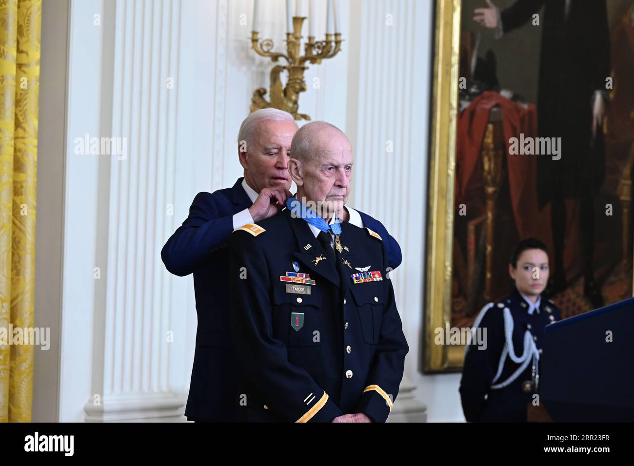 US-Präsident Joe Biden vergibt die Medal of Honor an Captain Larry L. Taylor, United States Army, für die auffällige Galanterie im East Room des Weißen Hauses in Washington, DC am Dienstag, den 5. September 2023. Credit: Ron Sachs/CNP/MediaPunch Stockfoto