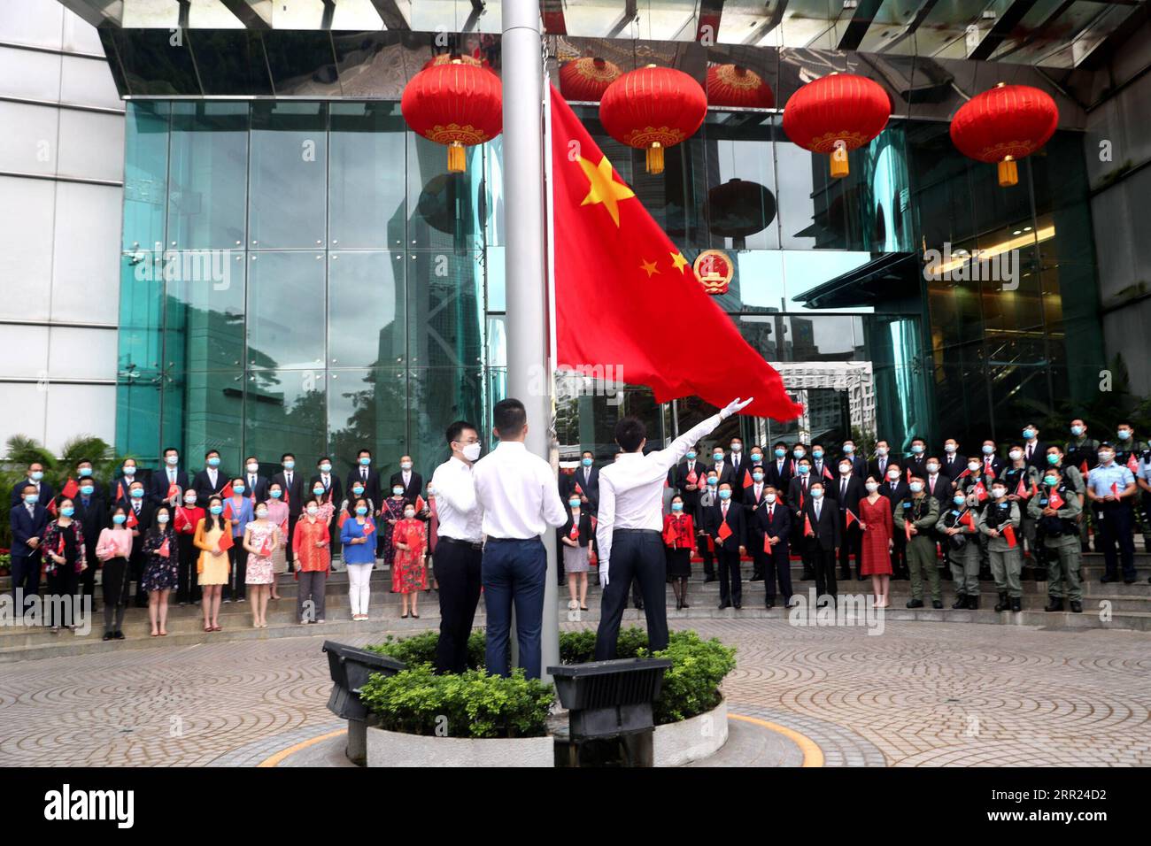 201001 -- HONGKONG, 1. Oktober 2020 -- das Büro des Beauftragten des chinesischen Außenministeriums in der Sonderverwaltungsregion Hongkong (HKSAR) hält eine feierliche Festveranstaltung ab, um den 71. Jahrestag der Gründung der Volksrepublik China in Hongkong (Südchina) am 1. Oktober 2020 zu feiern. CHINA-HONG KONG-NATIONAL-TAG-FLAGGENHISSERUNG CN XINHUA PUBLICATIONXNOTXINXCHN Stockfoto