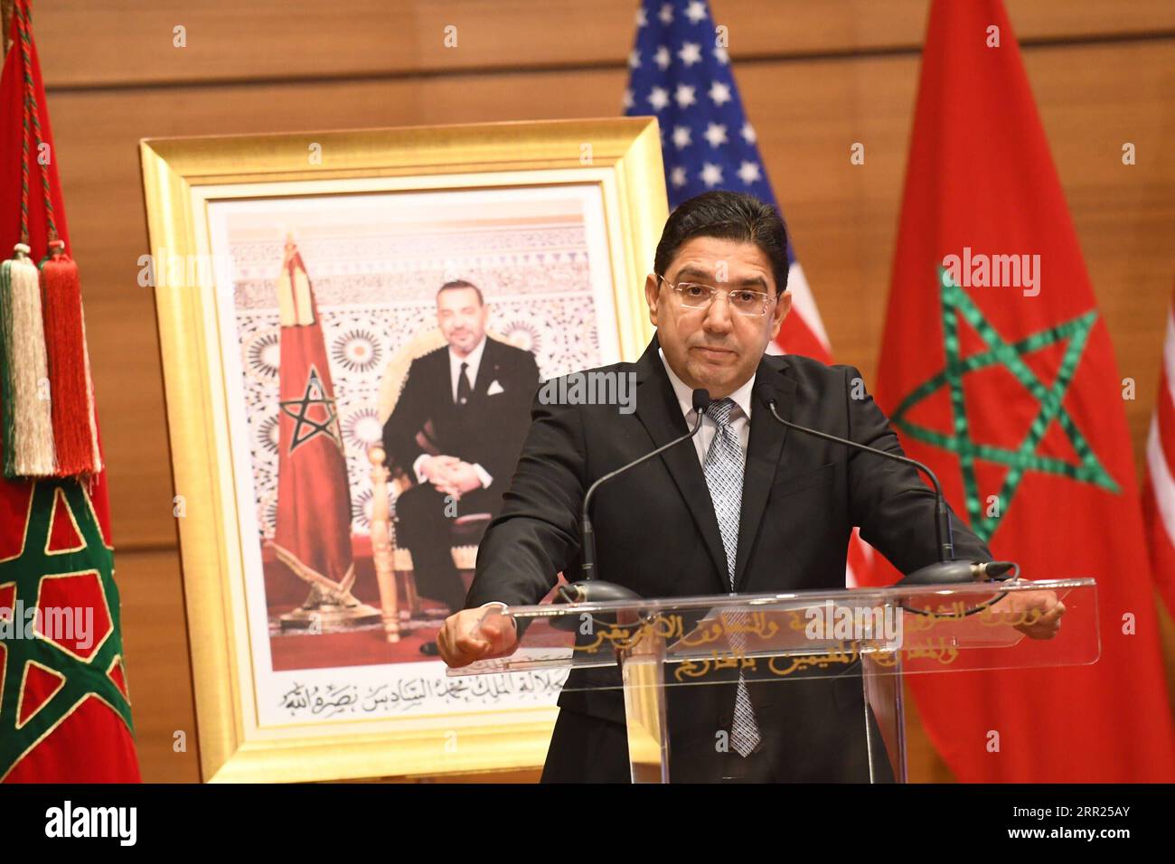 201002 -- RABAT, 2. Oktober 2020 -- der marokkanische Außenminister Nasser Bourita spricht auf einer Pressekonferenz mit dem US-Verteidigungsminister Mark Esper, der am 2. Oktober 2020 nicht auf dem Bild in Rabat, Marokko, zu Gast war. Marokko und die Vereinigten Staaten unterzeichneten am Freitag einen 10-jährigen Fahrplan für die Zusammenarbeit im Verteidigungsbereich, so diplomatische Quellen. Foto: /Xinhua MOROCCO-RABAT-FM-U.S.-DEFENSE SECRETARY-DEFENSE COOPERATION Chadi PUBLICATIONxNOTxINxCHN Stockfoto