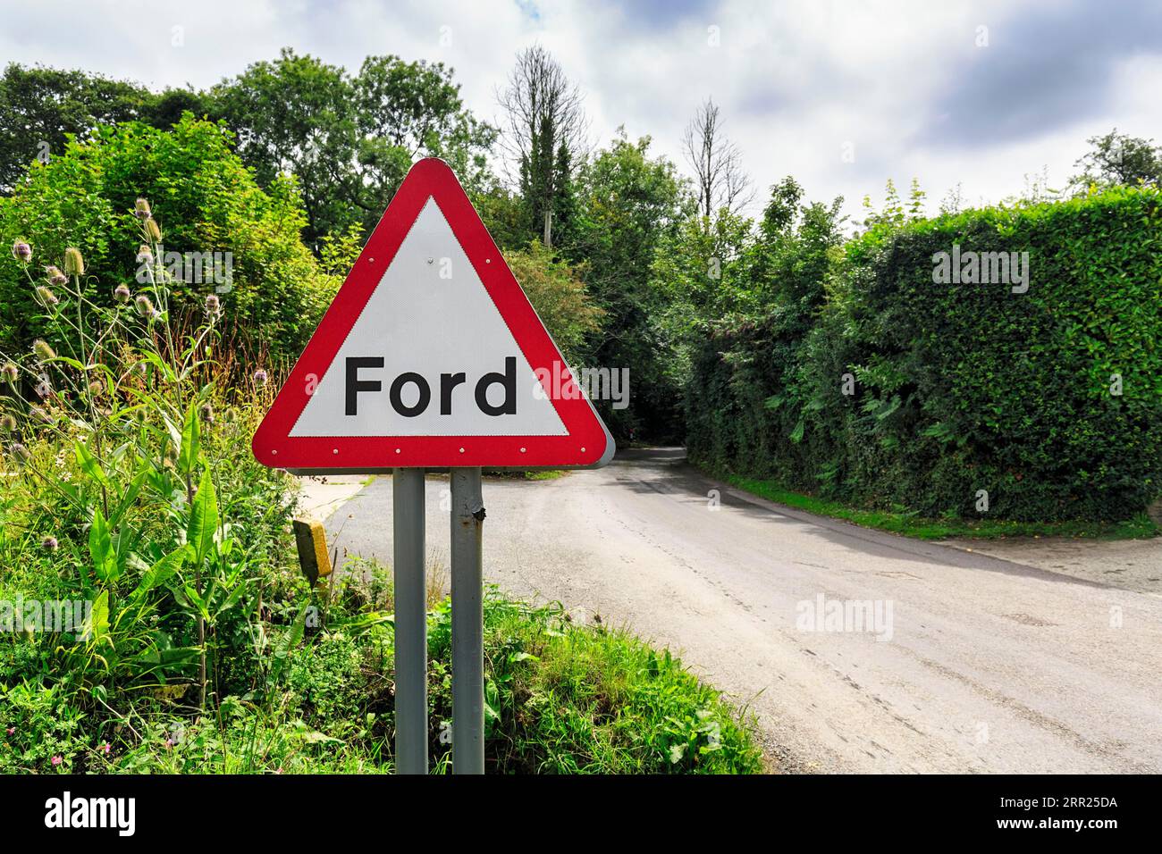 Straßenverkehrsschild, Warnschild mit Aufschrift ford, Cornwall, England, Großbritannien Stockfoto