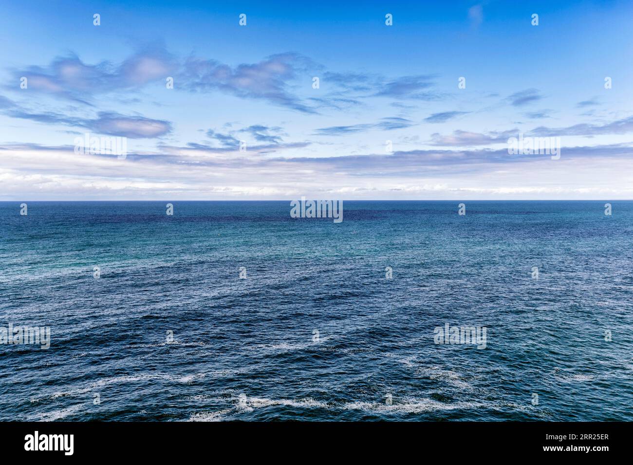 Blick auf ruhiges Meer, Atlantik, Tapete, Cornwall, England, Großbritannien Stockfoto