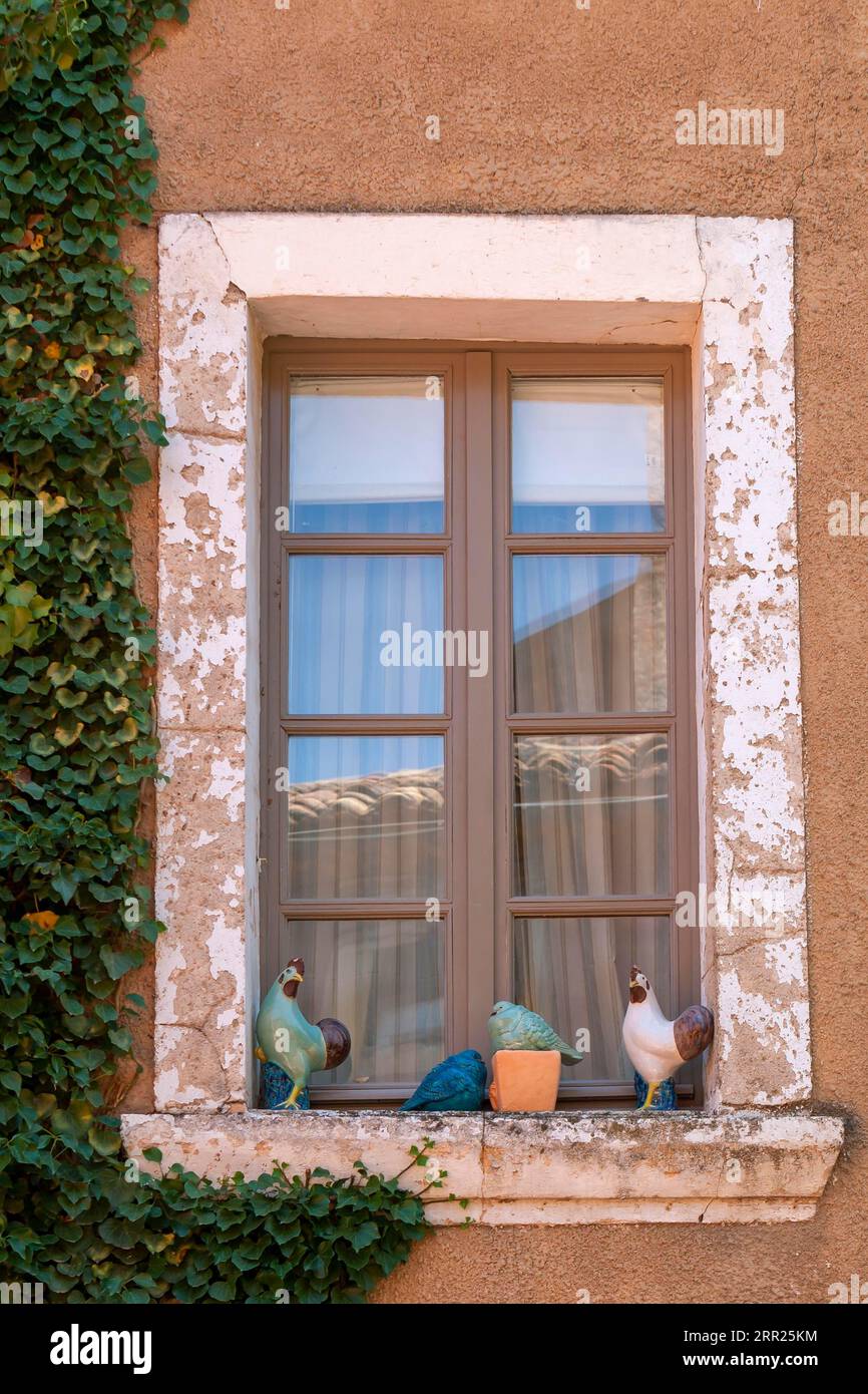 Fenster mit verschiedenen Keramiken auf Fensterbank, Roussillon, Provence, Luberon, Departement Vaucluse, Provence-Alpes-Cote dAzur, Frankreich Stockfoto
