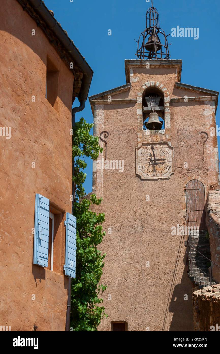 Uhrturm, Roussillon, Provence, Luberon, Vaucluse-Departement, Provence-Alpes-Cote dAzur, Frankreich Stockfoto