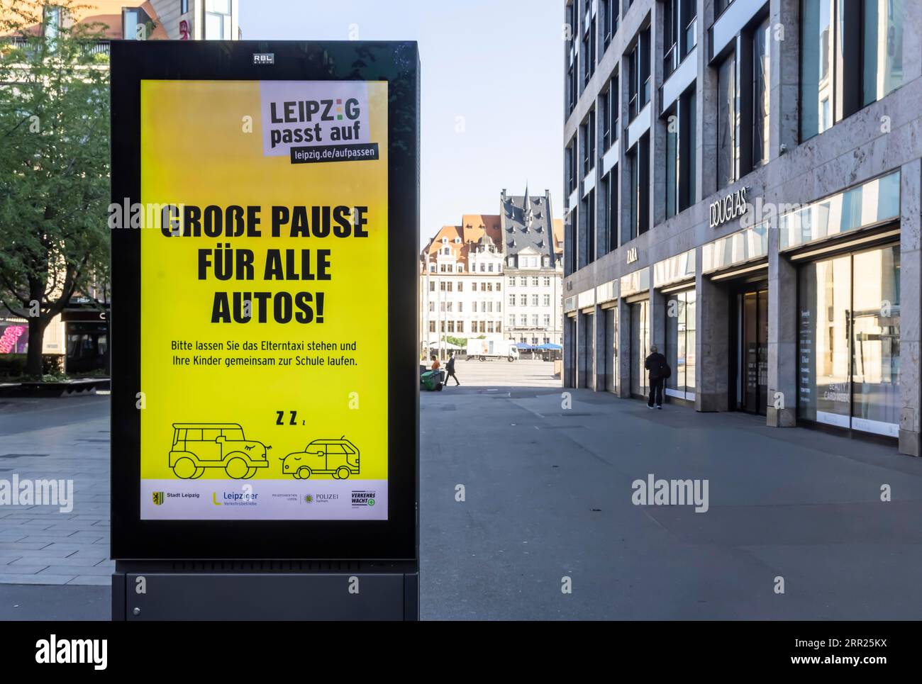 Gemeinsame Plakatkampagne der Stadt Leipzig, Polizei und Verkehrswache gegen sogenannte Elterntaxis für Schulkinder, Leipziger Innenstadt, Symbol Stockfoto