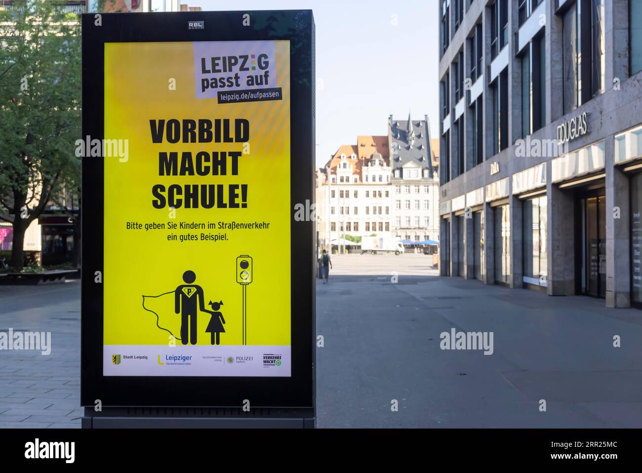 Gemeinsame Plakatkampagne der Stadt Leipzig, Polizei und Verkehrswache, beispielhaftes Verhalten im Verkehr als Vorbild für Kinder, Stadtzentrum von Leipzig Stockfoto