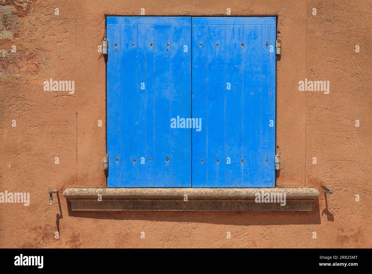 Fenster mit geschlossenen blauen Rollläden, Roussillon, Provence, Frankreich Stockfoto