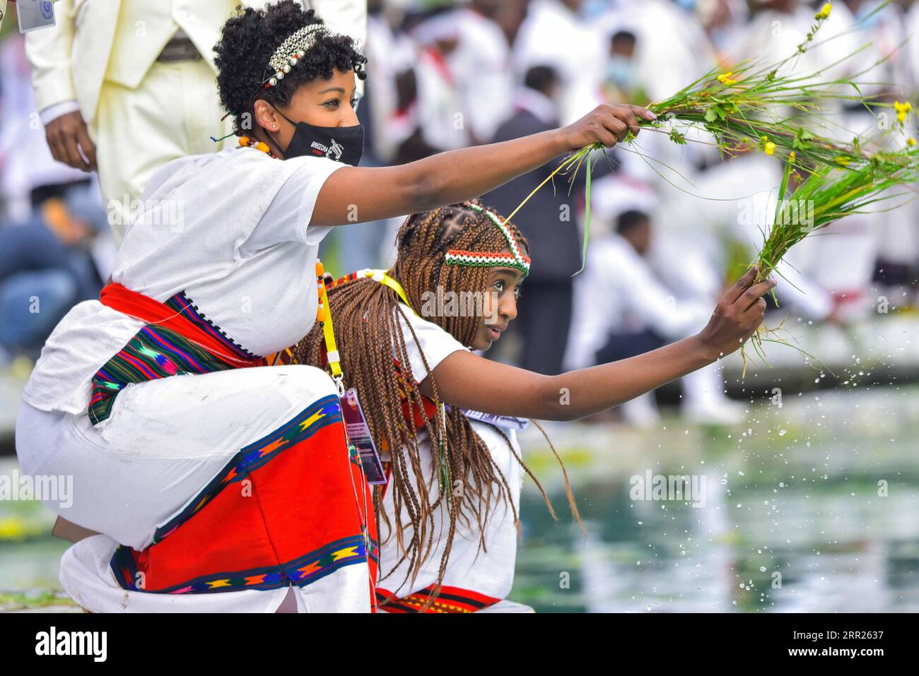 201003 -- ADDIS ABEBA, 3. Oktober 2020 -- Frauen der ethnischen Gruppe Oromo nehmen an einer Feier des Irreecha Festivals in Addis Abeba, Hauptstadt Äthiopiens, 3. Oktober 2020 Teil. Das Irreecha Festival ist ein jährliches Dankesfest, das von den ethnischen Oromos in Äthiopien gefeiert wird, um das Ende der Regenzeit und den Beginn des Frühlings zu markieren. ZU DEN Highlights: Tausende von ÄTHIOPIERN feiern das beliebte Thanksgiving-FESTIVAL ETHIOPIA-ADDIS ABEBA-IRREECHA FESTIVAL-OROMO ETHNISCHE GRUPPE MichaelxTewelde PUBLICATIONxNOTxINxCHN Stockfoto