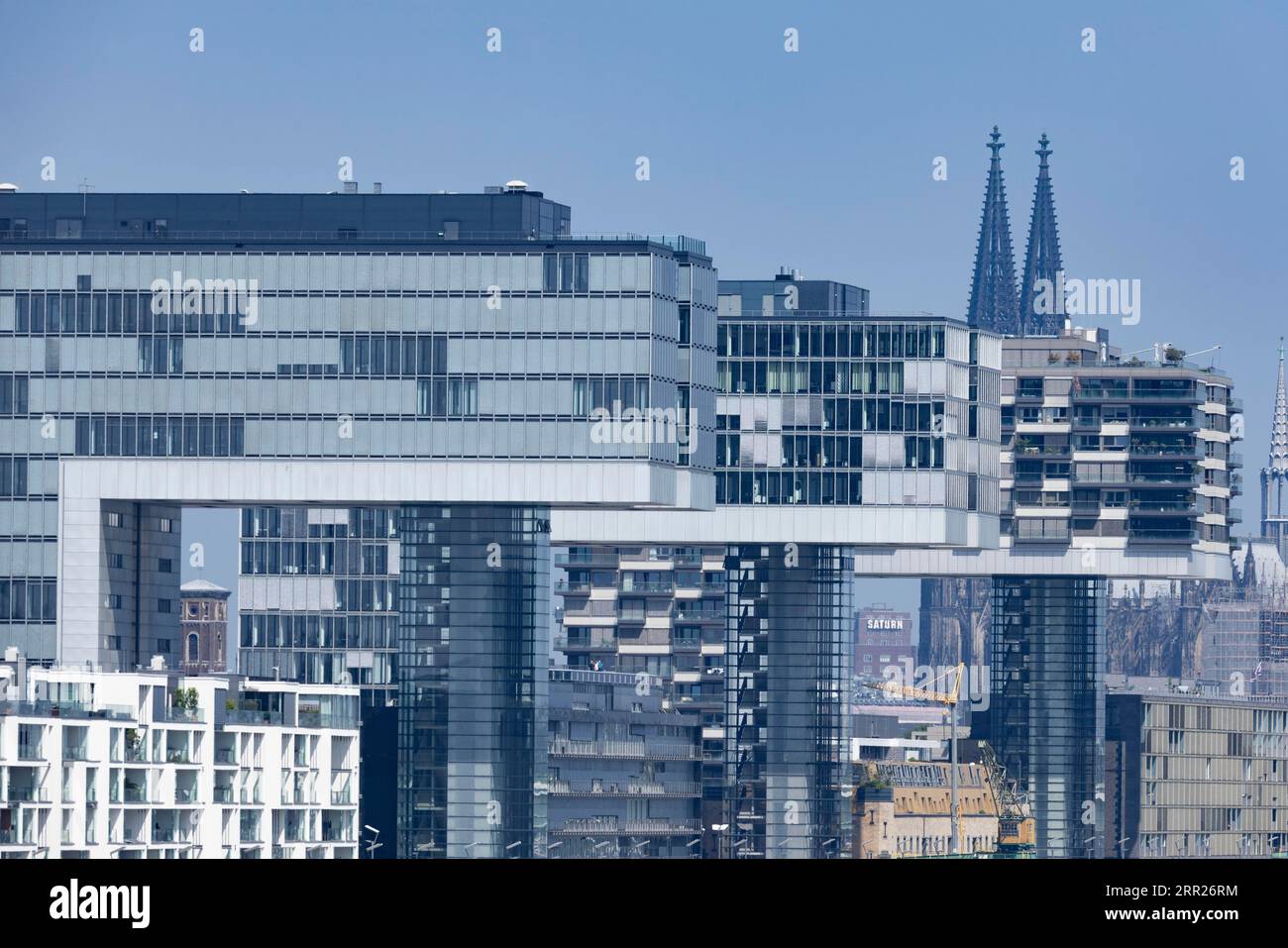 Die 3 Kranhäuser im Kölner Rheinauhafen vor dem Kölner Dom, moderne und alte Architektur, Köln, Nordrhein-Westfalen Stockfoto