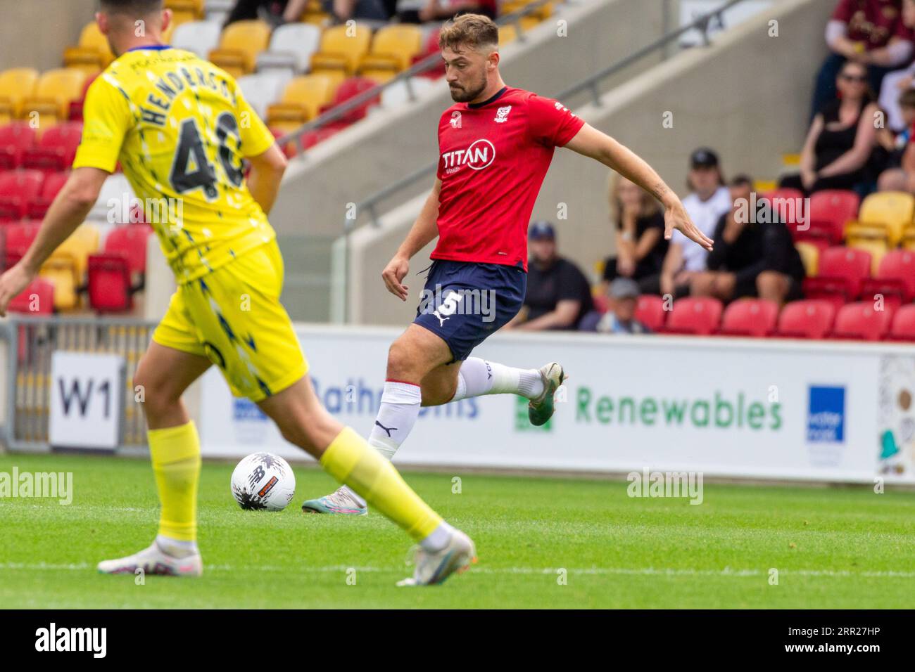 York, Vereinigtes Königreich, 28. August 2023, Tyler Cordner und Ian Henderson im York City VS Rochdale im LNER Community Stadium, Kredit Aaron Badkin. Stockfoto York, Vereinigtes Königreich, 28. August 2023, Tyler Cordner und Ian Henderson im York City VS Rochdale im LNER Community Stadium, Kredit Aaron Badkin. Stockfoto