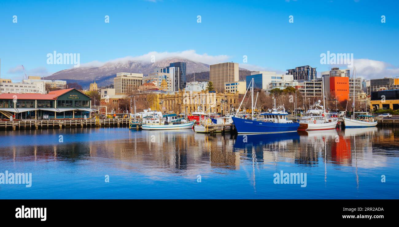 HOBART, TASMANIEN, 13. SEPTEMBER: Blick in Richtung Mt Wellington über Constitution Dock und CBD Area in Hobart, Tasmanien, Australien am 13. September 2022 Stockfoto