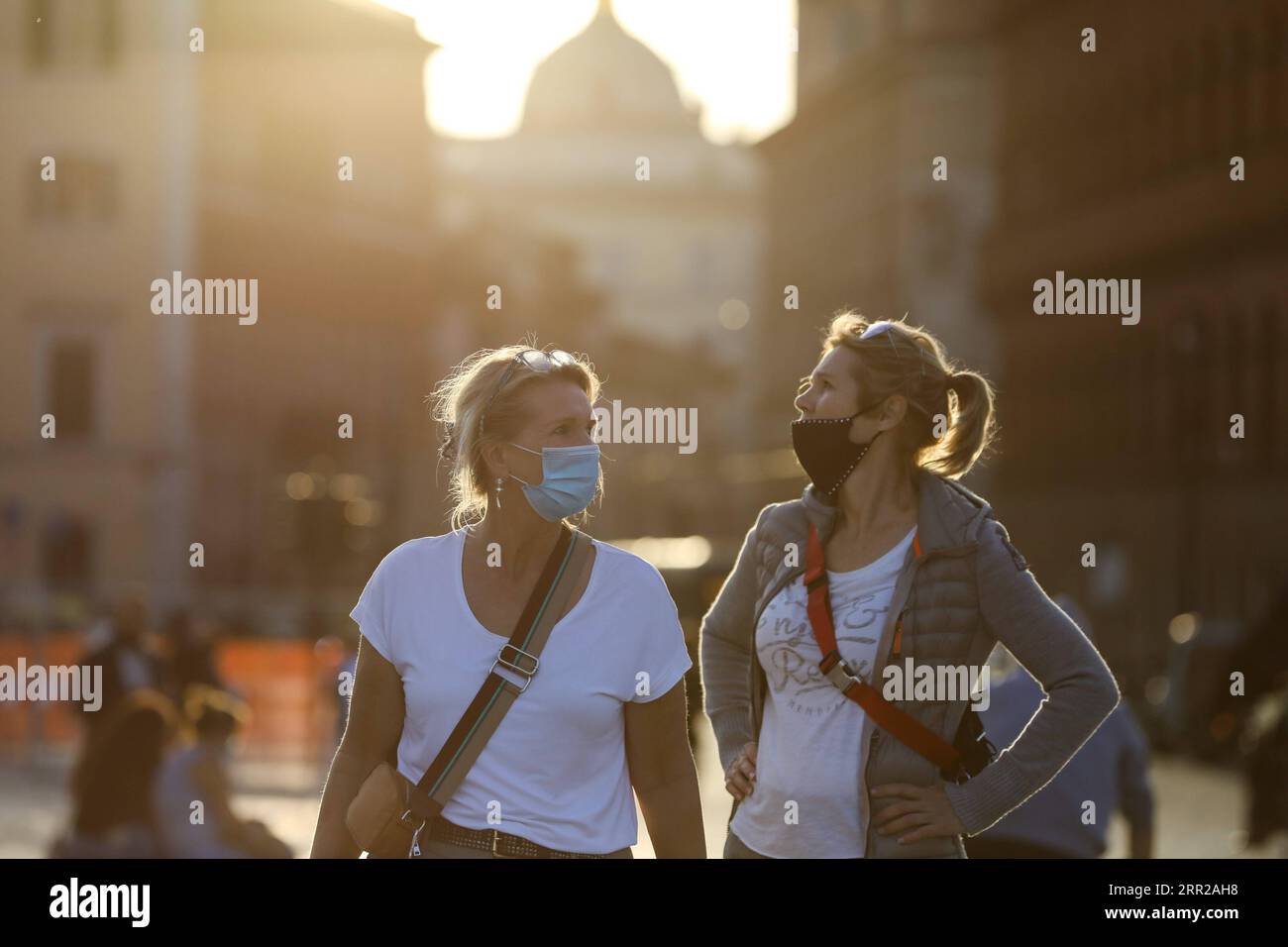 201007 -- ROM, 7. Oktober 2020 -- Menschen mit Gesichtsmasken gehen auf der Piazza Venezia in Rom, Italien, 6. Oktober 2020. Fünf südliche Regionen Italiens haben obligatorische Maskengesetze eingeführt, auch für Menschen in Freiräumen. Und die Regierung hat angekündigt, dass der nationale Ausnahmezustand, der erstmals am 31. Januar in Kraft gesetzt wurde, zumindest bis zu seinem einjährigen Jahrestag verlängert wird. ITALIEN-ROM-NATIONALER STAAT DER NOTVERLÄNGERUNG CHENGXTINGTING PUBLICATIONXNOTXINXCHN Stockfoto