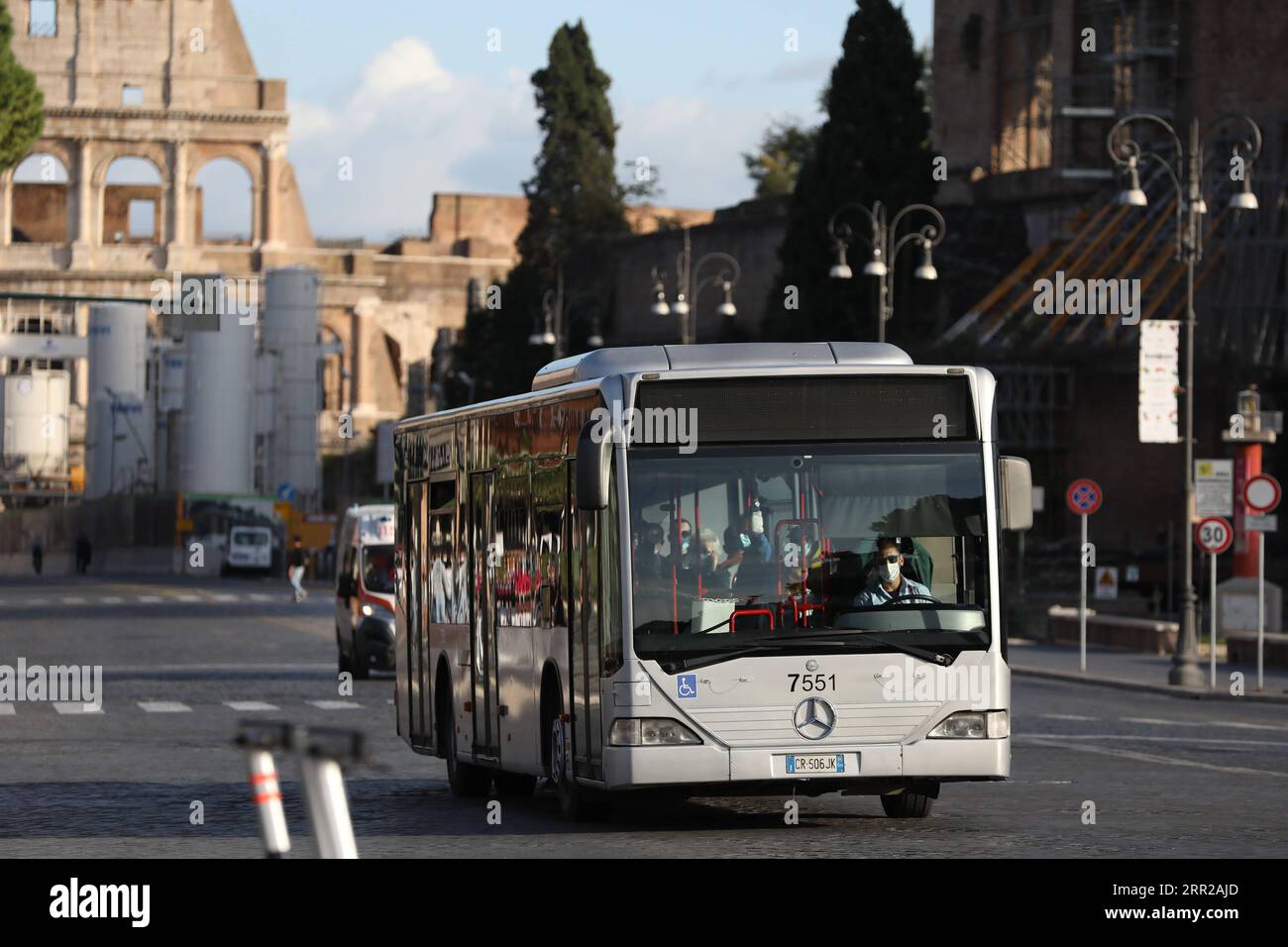 201007 -- ROM, 7. Oktober 2020 -- Ein Busfahrer, Der eine Gesichtsmaske trägt, arbeitet in Rom, Italien, 6. Oktober 2020. Fünf südliche Regionen Italiens haben obligatorische Maskengesetze eingeführt, auch für Menschen in Freiräumen. Und die Regierung hat angekündigt, dass der nationale Ausnahmezustand, der erstmals am 31. Januar in Kraft gesetzt wurde, zumindest bis zu seinem einjährigen Jahrestag verlängert wird. ITALIEN-ROM-NATIONALER STAAT DER NOTVERLÄNGERUNG CHENGXTINGTING PUBLICATIONXNOTXINXCHN Stockfoto