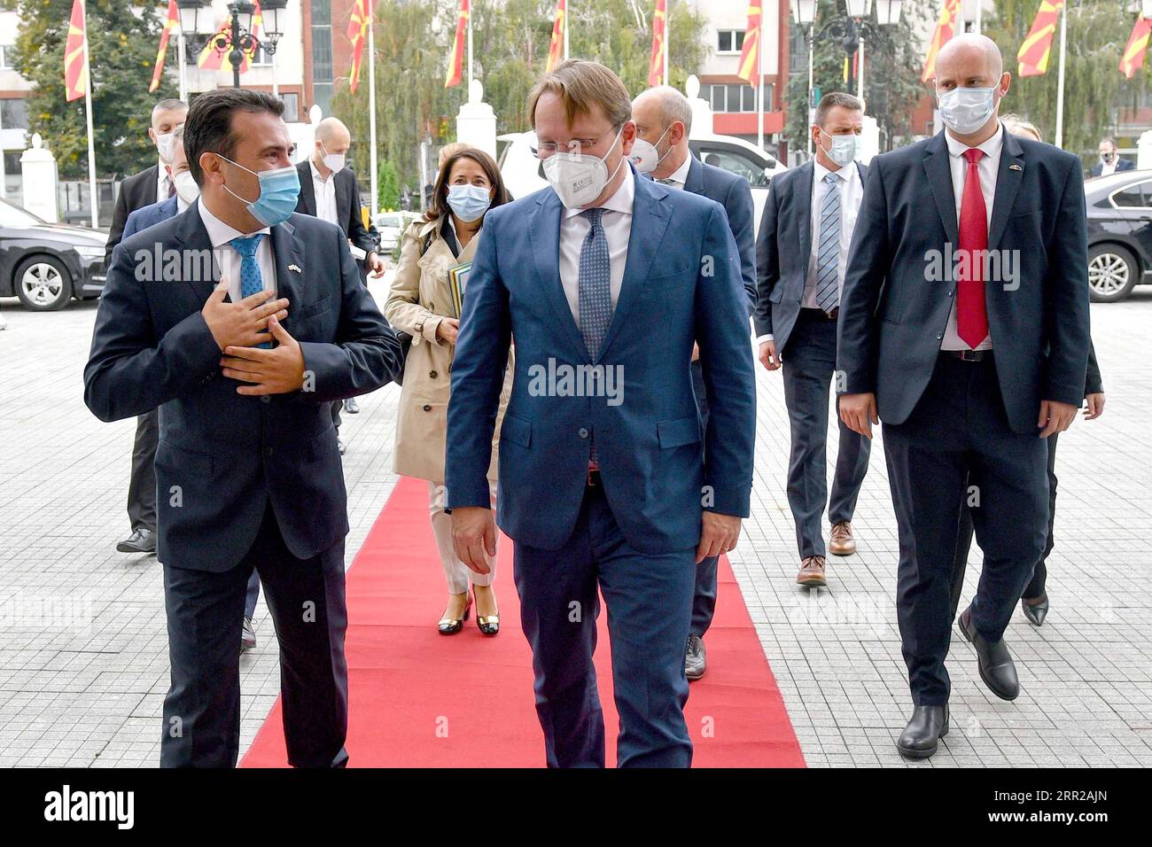 201007 -- SKOPJE, 7. Oktober 2020 -- der EU-Kommissar für Nachbarschaft und Erweiterung Oliver Varhelyi Front R spricht mit dem nordmazedonischen Ministerpräsidenten Zoran Zaev während der Begrüßungszeremonie in Skopje, der Hauptstadt Nordmazedoniens, am 7. Oktober 2020. Foto: /Xinhua NORDMAZEDONIEN-SKOPJE-PM-EUROPÄISCHES KOMMISSIONSMITGLIED-TREFFEN TomislavxGeorgiev PUBLICATIONxNOTxINxCHN Stockfoto