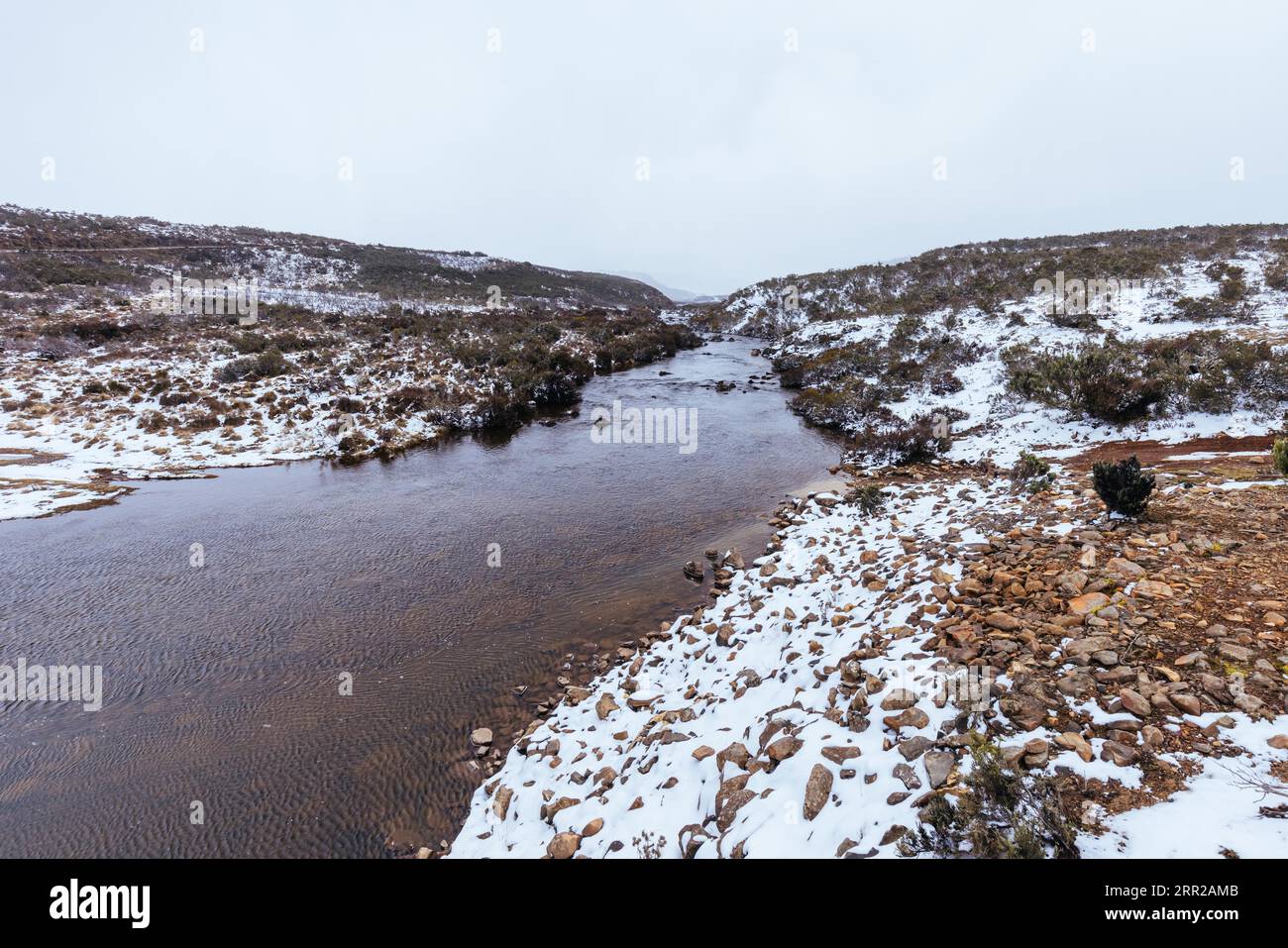 Die Landschaft auf dem Marlborough Highway zwischen Little Pine Lagoon und Miena nach einem Schneesturm im Frühjahr in den Central Highlands in Tasmanien, Australien Stockfoto