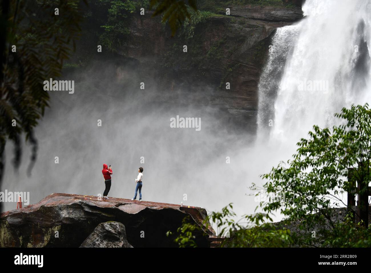 201008 -- PEKING, 8. Oktober 2020 -- Touristen sehen den Chishui-Wasserfall in Zunyi City, Südwestchina, Provinz Guizhou, 7. Oktober 2020. XINHUA FOTOS DES TAGES YangxWenbin PUBLICATIONxNOTxINxCHN Stockfoto