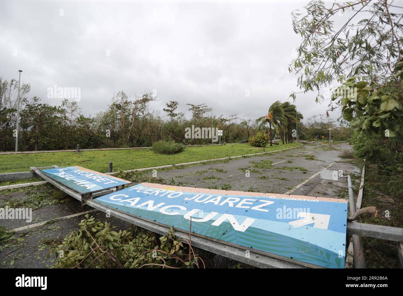 201008 -- QUINTANA ROO, 8. Oktober 2020 -- Ein gefallener Wegweiser wird gesehen, nachdem Hurrikan Delta Cancun, Quintana Roo, Mexiko, 7. Oktober 2020 getroffen hat. Hurrikan Delta schwächte sich von einem Zyklon der Kategorie 4 zu einem Zyklon der Kategorie 2 ab, als es Anfang Mittwoch im mexikanischen Karibikstaat Quintana Roo landete, aber starke Regenfälle und starke Winde verursachten immer noch einige Infrastrukturschäden, sagte der National Meteorological Service SMN. Foto: /Xinhua MEXICO-QUINTANA ROO-HURRICANE DELTA RodolfoxFlores PUBLICATIONxNOTxINxCHN Stockfoto
