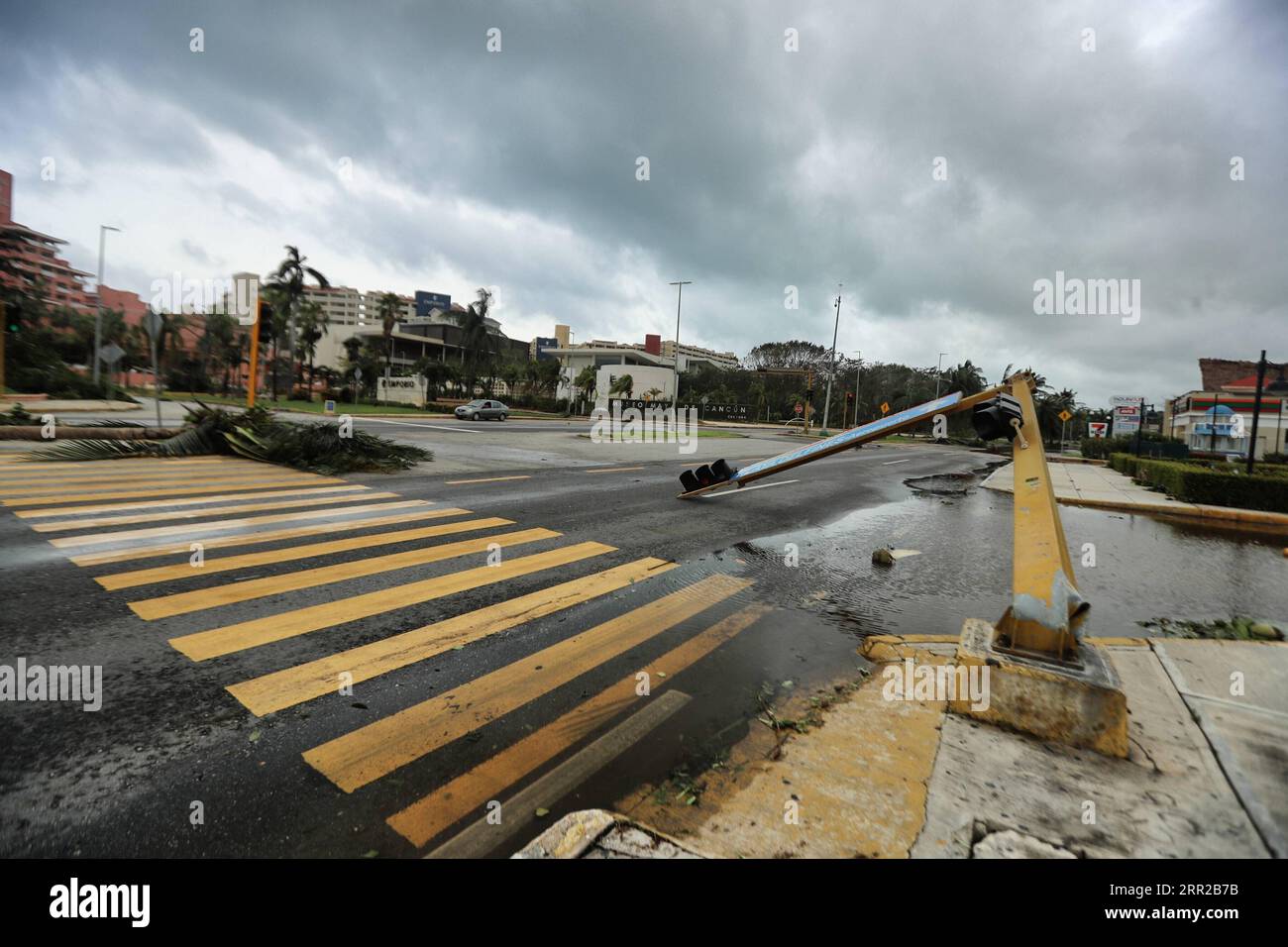 201008 -- QUINTANA ROO, 8. Oktober 2020 -- gefallene Ampeln und Bäume werden gesehen, nachdem Hurrikan Delta Cancun, Quintana Roo, Mexiko, 7. Oktober 2020 getroffen hat. Hurrikan Delta schwächte sich von einem Zyklon der Kategorie 4 zu einem Zyklon der Kategorie 2 ab, als es Anfang Mittwoch im mexikanischen Karibikstaat Quintana Roo landete, aber starke Regenfälle und starke Winde verursachten immer noch einige Infrastrukturschäden, sagte der National Meteorological Service SMN. Foto: /Xinhua MEXICO-QUINTANA ROO-HURRICANE DELTA MauricioxCollado PUBLICATIONxNOTxINxCHN Stockfoto
