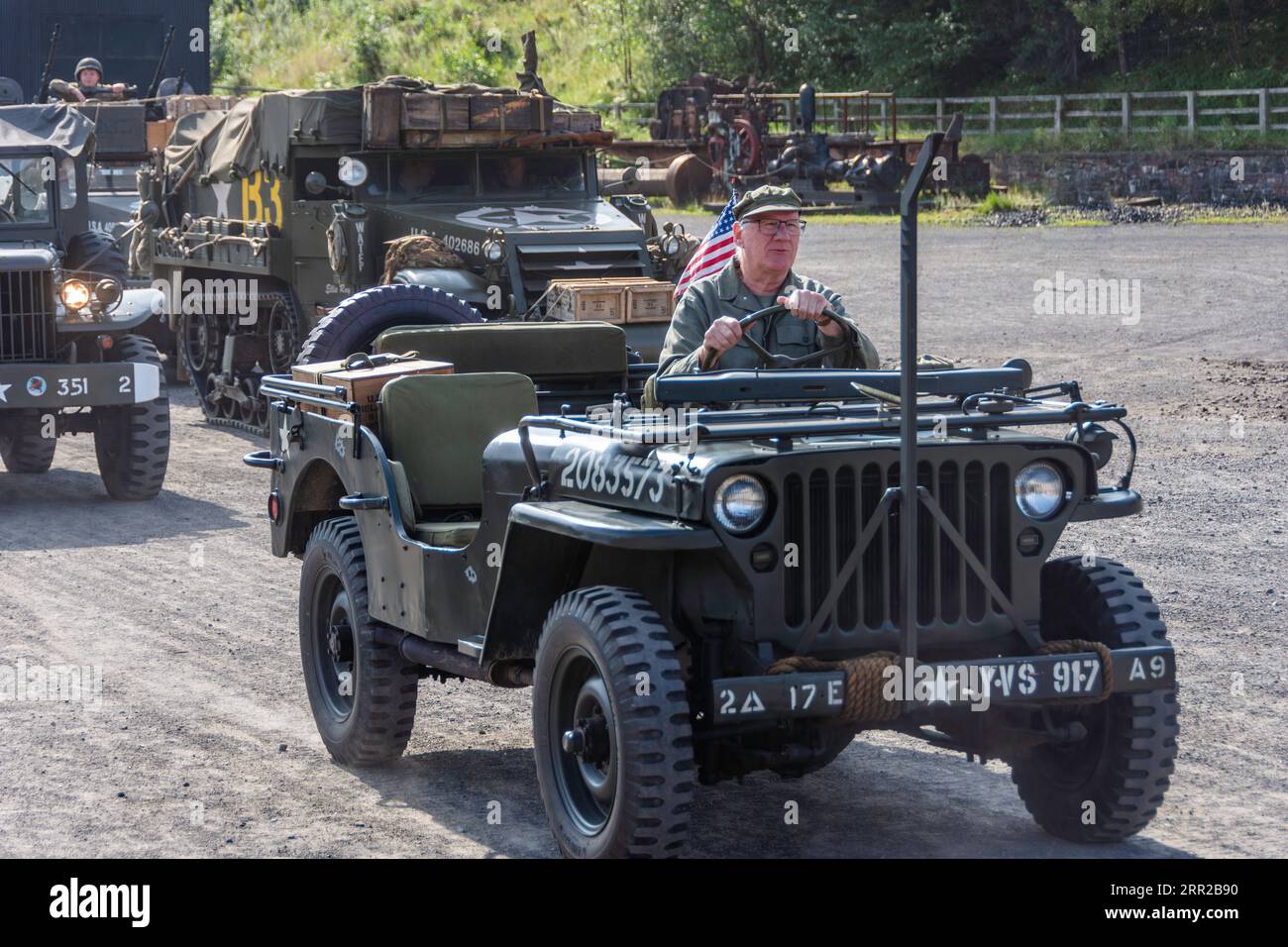 Konvoi von Militärfahrzeugen auf einer staubigen Straße. Stockfoto