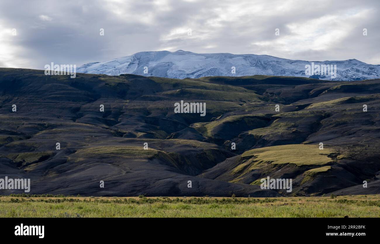 Landschaft rund um den schneebedeckten Vulkan Hekla, Südisland, Island Stockfoto