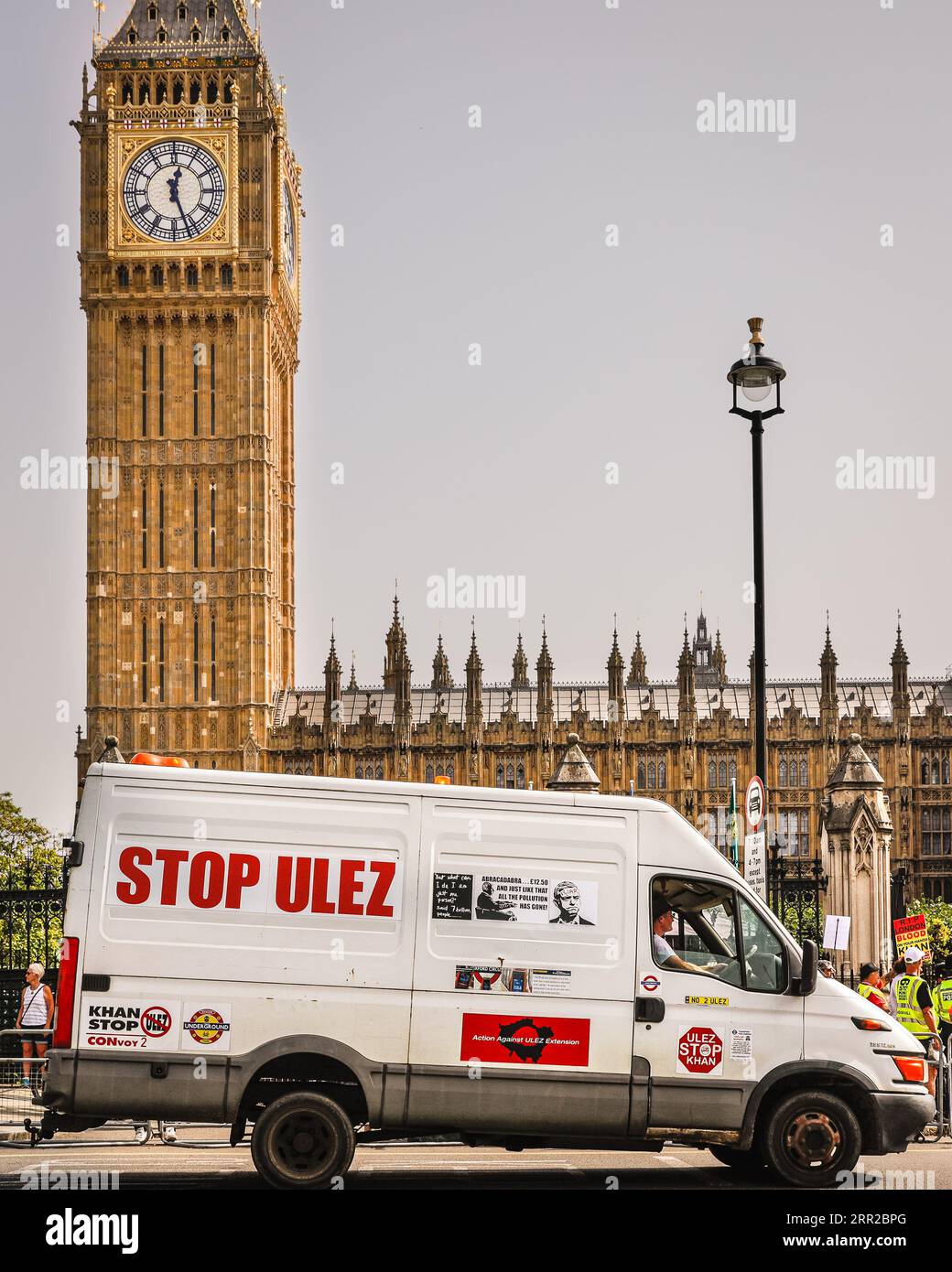 London, Großbritannien. September 2023. Demonstranten verschiedener Gruppen versammeln sich heute vor dem Parlamentsgebäude in Westminster gegen die Ultra Low Emission Zone (ULEZ). Der Bürgermeister von London, Sadiq Khan, der in seiner Position die Einführung und Erweiterung der ULEZ überwacht, scheint ebenfalls ein Ziel ihres Protestes zu sein. Quelle: Imageplotter/Alamy Live News Stockfoto