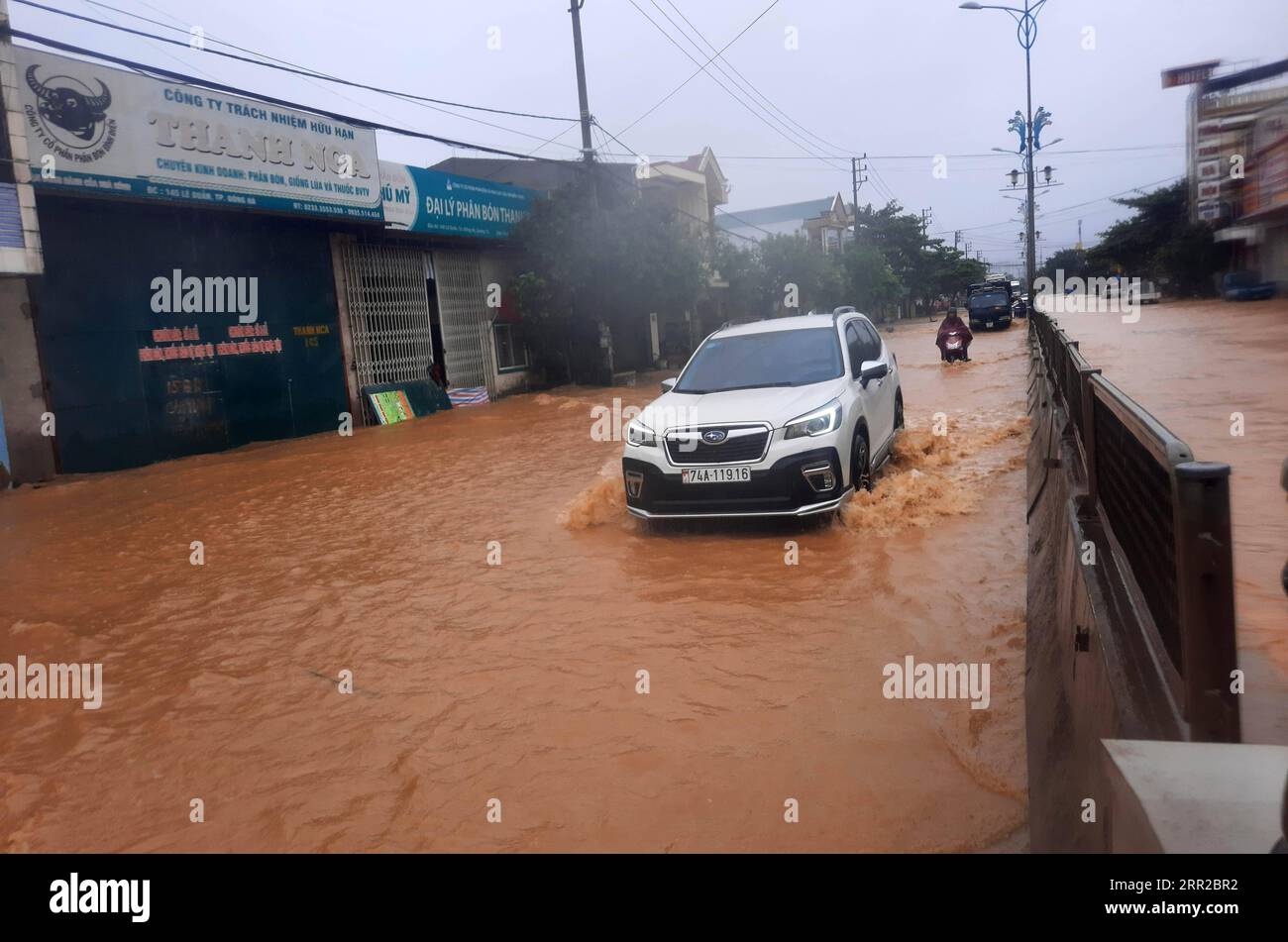 201008 -- HANOI, 8. Oktober 2020 -- Ein Fahrzeug fährt auf überfluteter Straße in der zentralvietnamesischen Provinz Quang Tri, 8. Oktober 2020. Schwere Regenfälle und Überschwemmungen haben in den letzten Tagen fünf Tote und drei weitere Vermisste in Nord- und Zentralvietnam hinterlassen, sagte der Zentrale Lenkungsausschuss des Landes für die Prävention und Kontrolle von Naturkatastrophen. Via Xinhua VIETNAM-FLUTREGEN VNA PUBLICATIONxNOTxINxCHN Stockfoto