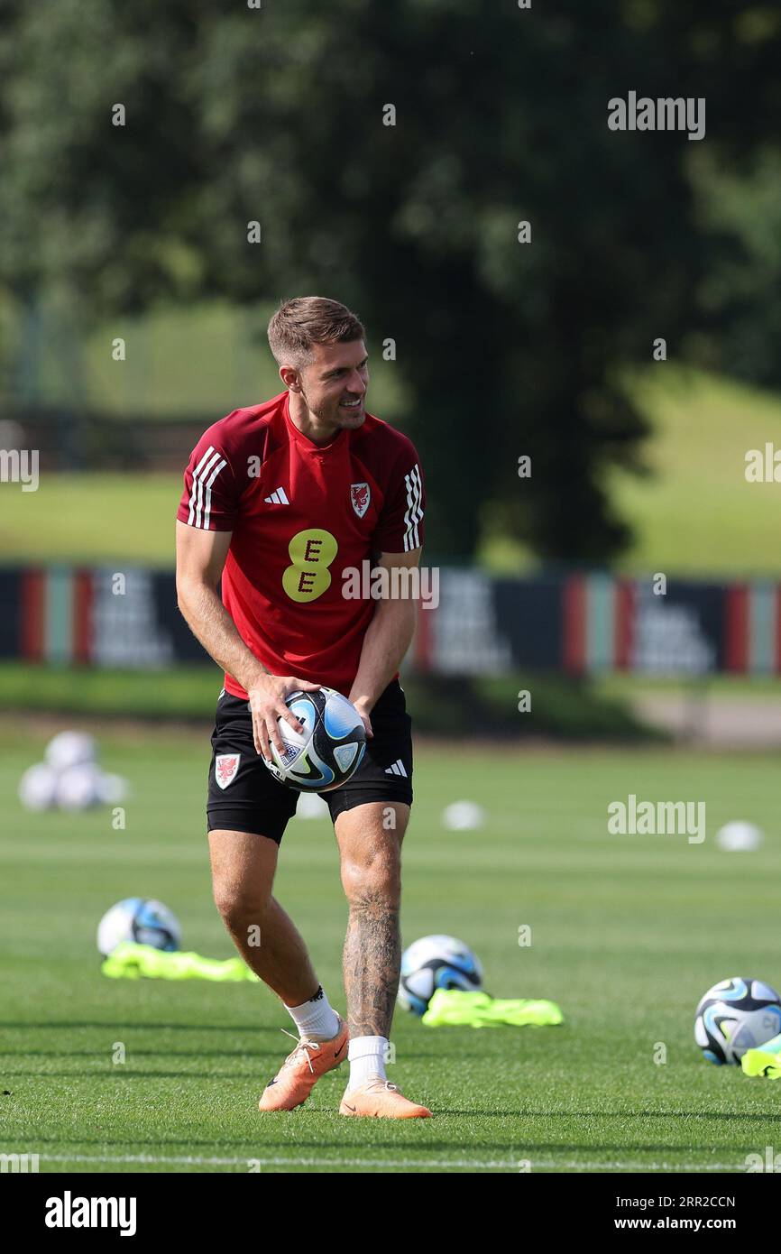 Cardiff, Großbritannien. September 2023. Aaron Ramsey aus Wales geht beim Fußballtraining in Hensol, Vale of Glamorgan in Südwales am Mittwoch, den 6. September 2023, wie ein Rugbyspieler an einem Ball vorbei. pic by Andrew Orchard/Andrew Orchard Sports Photography/Alamy Live News Credit: Andrew Orchard Sports Photography/Alamy Live News Stockfoto