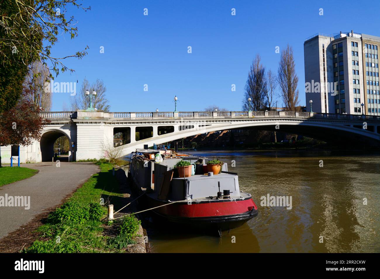 Barge legte am Nordufer der Themse an, Reading Bridge und Reading Bridge House Office Block (R), Caversham, Berkshire, England Stockfoto