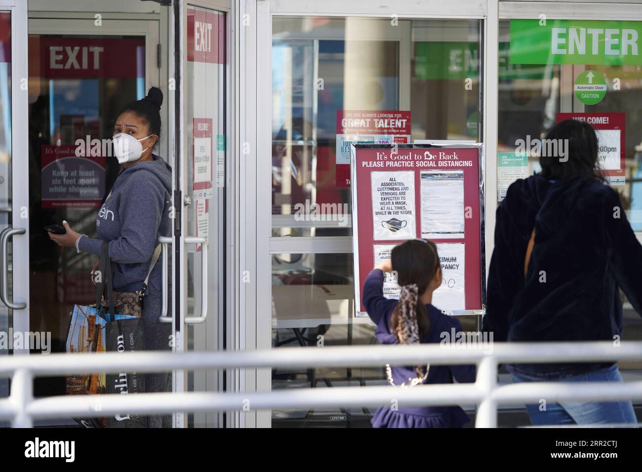 201008 -- NEW YORK, 8. Oktober 2020 -- am 8. Oktober 2020 werden am Eingang einer Apotheke im Rego Park of Queens, einem COVID-19-Hotspot in New York, den Vereinigten Staaten, Hinweise auf präventive COVID-19-Maßnahmen gesehen. Die jüngste Coronavirus-Positivitätsrate in den 20 Hotspots-Postleitzahlen in Queens, Brooklyn, Orange und Rockland County im Bundesstaat New York betrug 5,8 Prozent, mehr als das Fünffache der landesweiten Positivitätsrate ohne diese Postleitzahlen, die bei 1,01 Prozent lagen, twitterte Gouverneur Andrew Cuomo am Donnerstag. Stilllegungen nicht unbedingt notwendiger Unternehmen, Schulen und gesellschaftlicher Zusammenkünfte in diesen Hotspots A Stockfoto