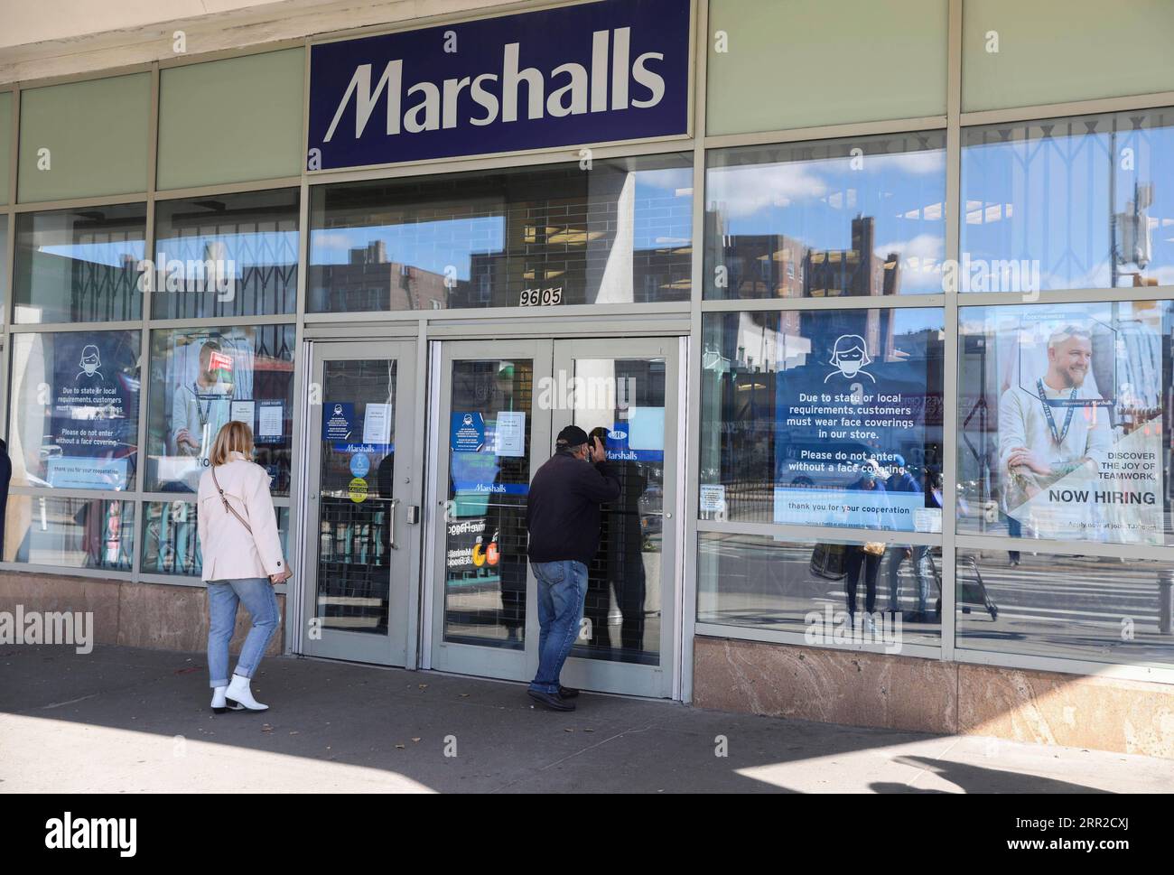 201008 -- NEW YORK, 8. Oktober 2020 -- Ein Mann schaut am 8. Oktober 2020 in ein geschlossenes Kaufhaus im Rego Park of Queens, einem COVID-19-Hotspot in New York, USA. Die jüngste Coronavirus-Positivitätsrate in den 20 Hotspots-Postleitzahlen in Queens, Brooklyn, Orange und Rockland County im Bundesstaat New York betrug 5,8 Prozent, mehr als das Fünffache der landesweiten Positivitätsrate ohne diese Postleitzahlen, die bei 1,01 Prozent lagen, twitterte Gouverneur Andrew Cuomo am Donnerstag. Nach und nach haben die Stilllegungen nicht unbedingt notwendiger Unternehmen, Schulen und sozialer Zusammenkünfte in diesen Krisengebieten ihre Wirkung entfaltet Stockfoto