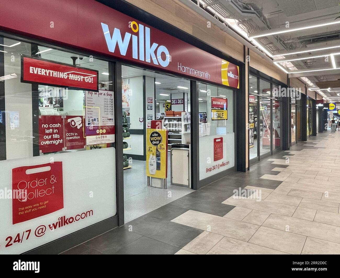 Eine allgemeine Ansicht eines Wilko-Geschäfts in Hammersmith, eines der 52 Geschäfte, die schließen werden, nachdem es versäumt hat, einen Rettungsschirm für das gesamte Unternehmen zu sichern. PwC, das im vergangenen Monat mit der Überwachung der Insolvenz beauftragt wurde, erklärte, dass es weiterhin Gespräche mit Parteien führe, die an dem Kauf der verbleibenden Geschäftsbereiche interessiert seien. Es kommt einen Tag, nachdem der Konkurrenzhändler B&M bis zu 51 weitere Wilko-Geschäfte im Wert von bis zu 13 Millionen Pfund gekauft hat. Bilddatum: Mittwoch, 6. September 2023. Stockfoto