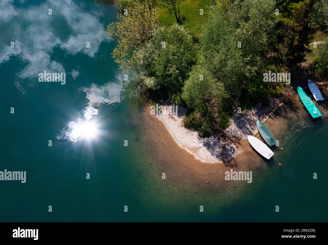 Drohnenaufnahme, Panoramaaufnahme, im Wasser schwimmende Wolken mit Fischerbooten am Irrsee, Zell am Moos, Salzkammergut, Oberösterreich, Österreich Stockfoto