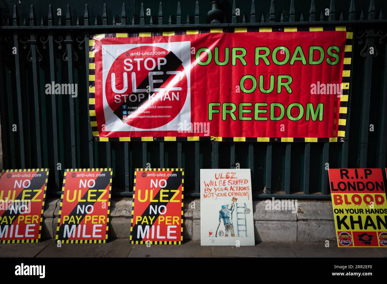 London, Großbritannien. September 2023. Banner und Plakate werden vor Beginn des ULEZ-Protestes vorbereitet. Hunderte Demonstranten versammelten sich vor dem Premierminister, der an den PMQs teilnahm. Die Ultra-Low-Emission-Zone wurde eingeführt, um die Luftverschmutzung zu bekämpfen; viele sehen das System jedoch als eine weitere Steuer für die Armen an, da ältere Fahrzeuge die Vorschriften nicht einhalten. Andy Barton/Alamy Live News Stockfoto