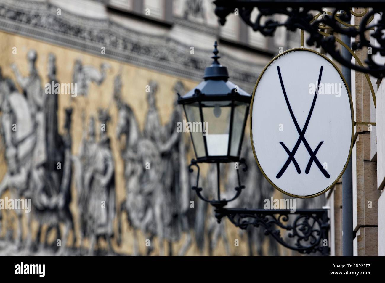 Fürstenzug, Wandmosaik mit historischer Darstellung, größte Porzellanmalerei der Welt, Logo der Staatlichen Porzellanmanufaktur Meißen Stockfoto