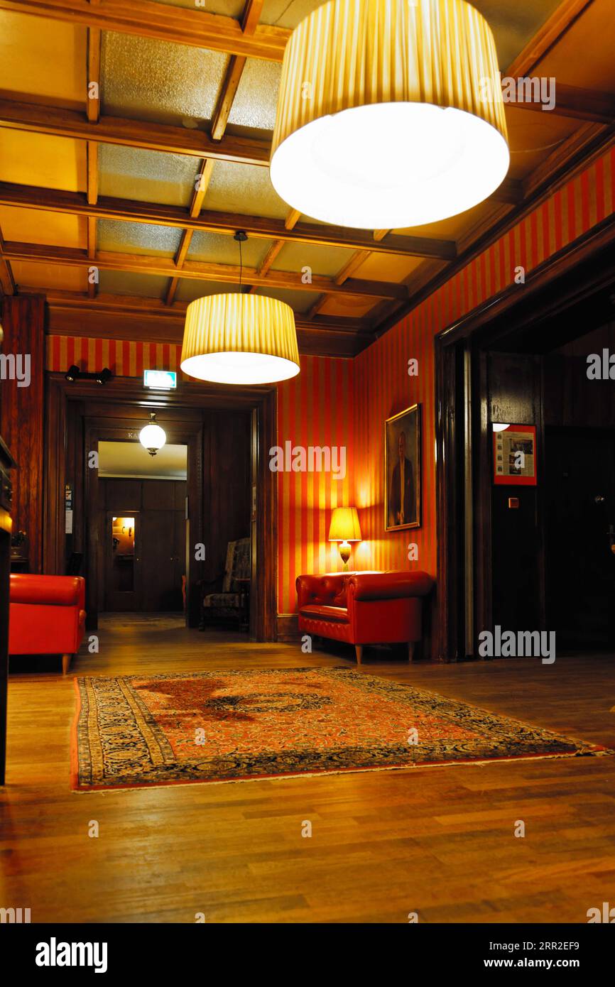 Hotel Bogota, Innenaufnahme mit morbider Innenausstattung, historisches Haus in der Schlueterstraße, Berlin, Deutschland Stockfoto