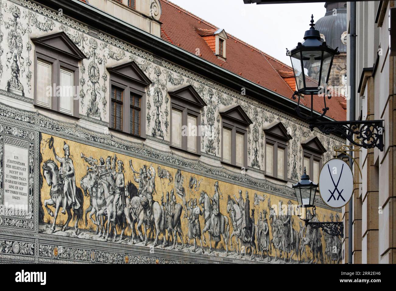 Fürstenzug, Wandmosaik mit historischer Darstellung, größte Porzellanmalerei der Welt, Logo der Staatlichen Porzellanmanufaktur Meißen Stockfoto