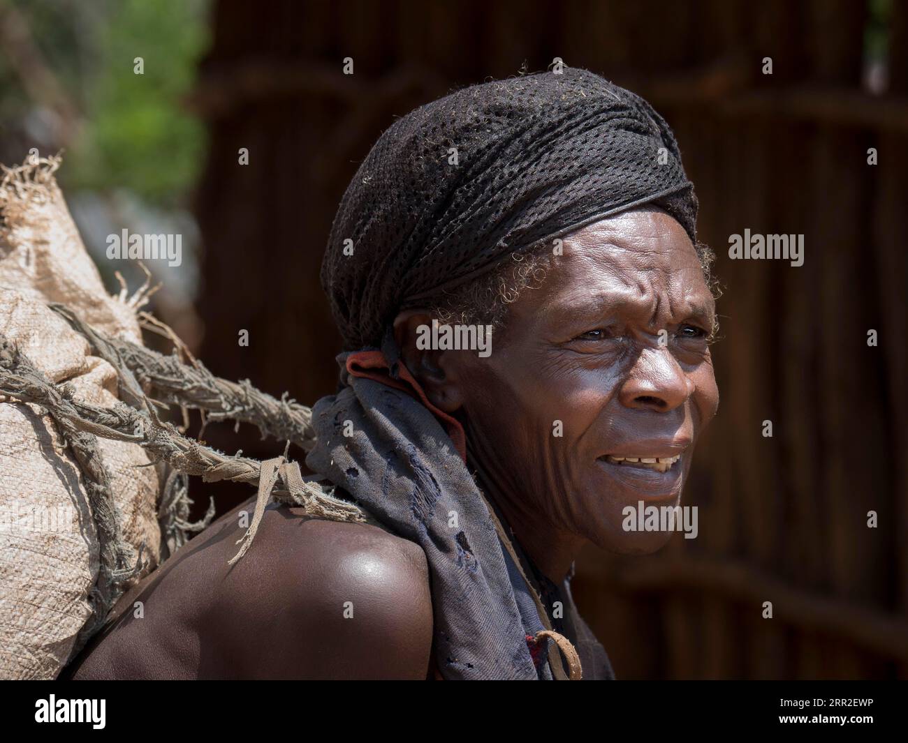 Alte Frau aus dem Konso-Stamm, Porträt, Äthiopien Stockfoto