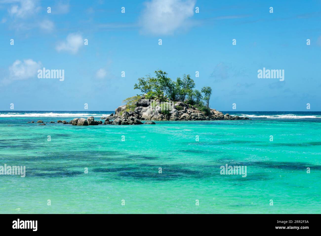 Ile Souris und türkisfarbenes Wasser, eine malerische Insel in der Nähe von Fairytale Beach auf der Insel Mahé, Seychellen Stockfoto