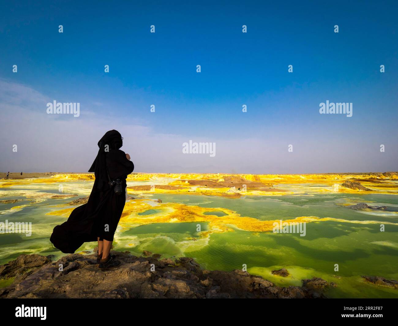 Frau mit Burka, geothermisches Gebiet mit Schwefelablagerungen und sauren Solen, Dallol, Danakil Depression, Äthiopien Stockfoto
