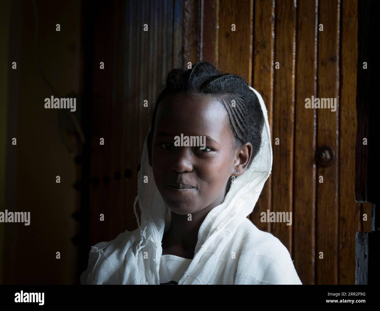 Mädchen mit weißen Kleidern, Porträt, Axum, Äthiopien Stockfoto