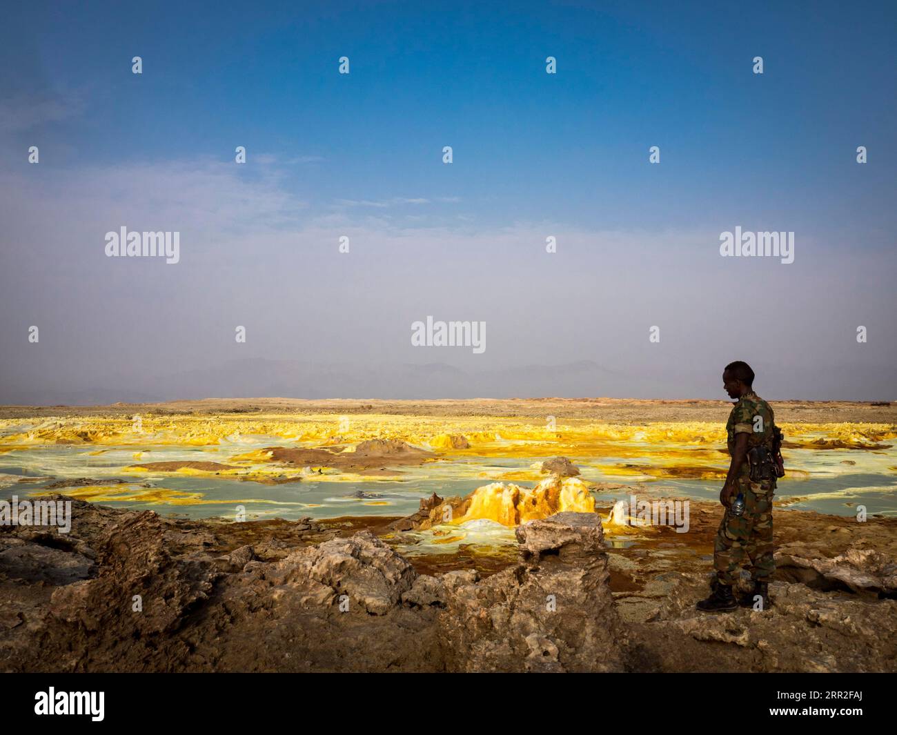 Soldat, geothermisches Gebiet mit Schwefelablagerungen und sauren Solen, Dallol, Danakil Depression, Äthiopien Stockfoto