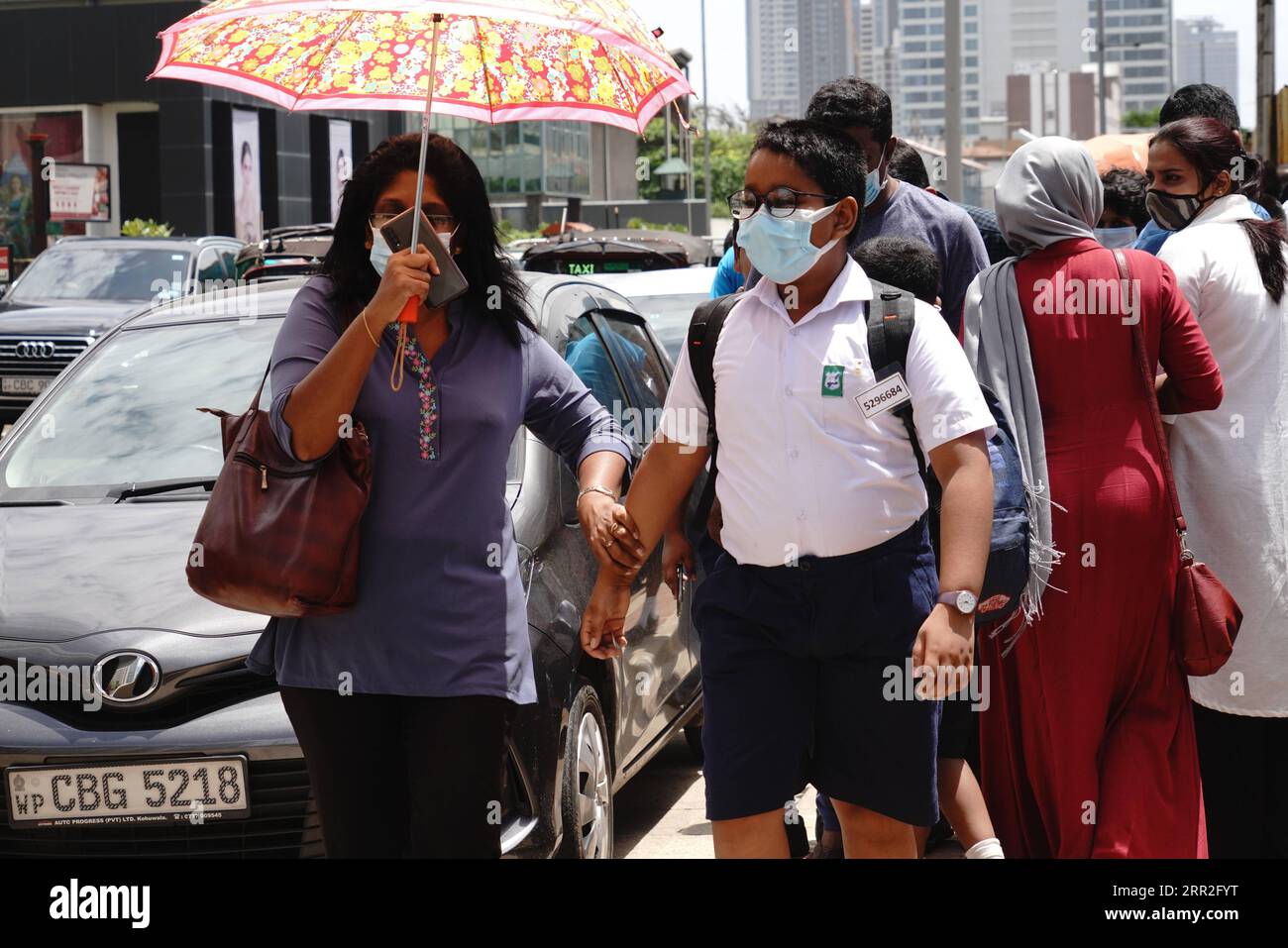 201011 -- COLOMBO, 11. Oktober 2020 -- Ein Schüler, Der gerade seine Prüfungen beendet, trifft sich mit seiner Mutter außerhalb einer Schule in Colombo, Sri Lanka, 11. Oktober 2020. Rund 330.000 Sri-lankische Studenten nahmen am Sonntag in fast 3.000 Untersuchungszentren im ganzen Land an der Stipendienprüfung Teil, auch als Stipendienprüfung der 5. Klasse bekannt. SRI LANKA-COLOMBO-COVID-19-KLASSE 5 STIPENDIENPRÜFUNG TANGXLU PUBLICATIONXNOTXINXCHN Stockfoto