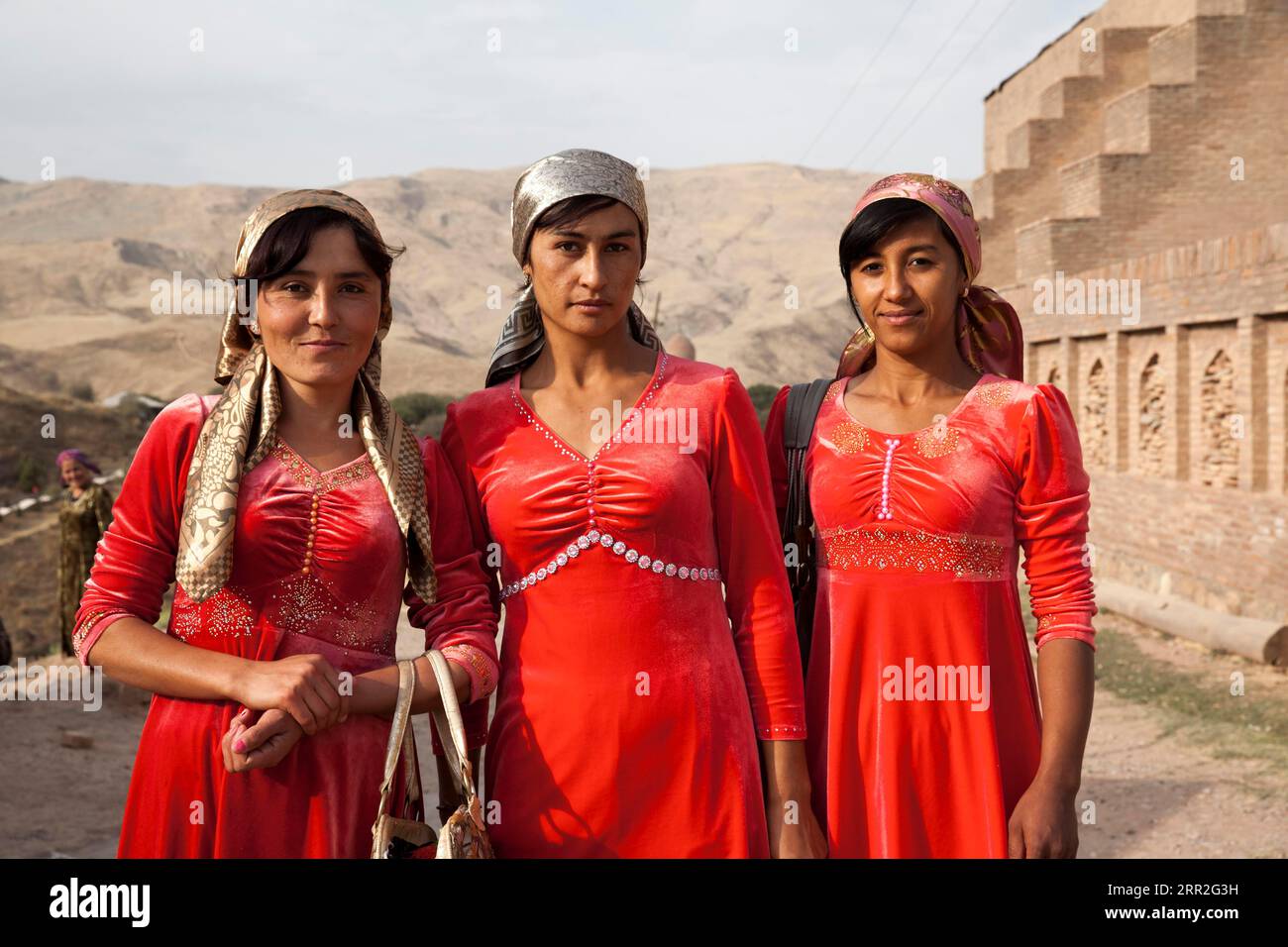 Frauen mit roten Kleidern, Usbekistan Stockfoto