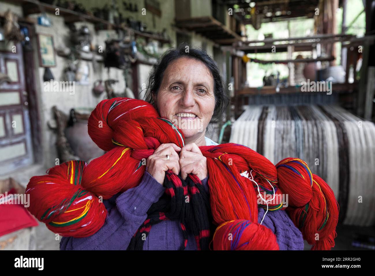Indische Frau mit Webgarn in Weberei, Ecuador Stockfoto
