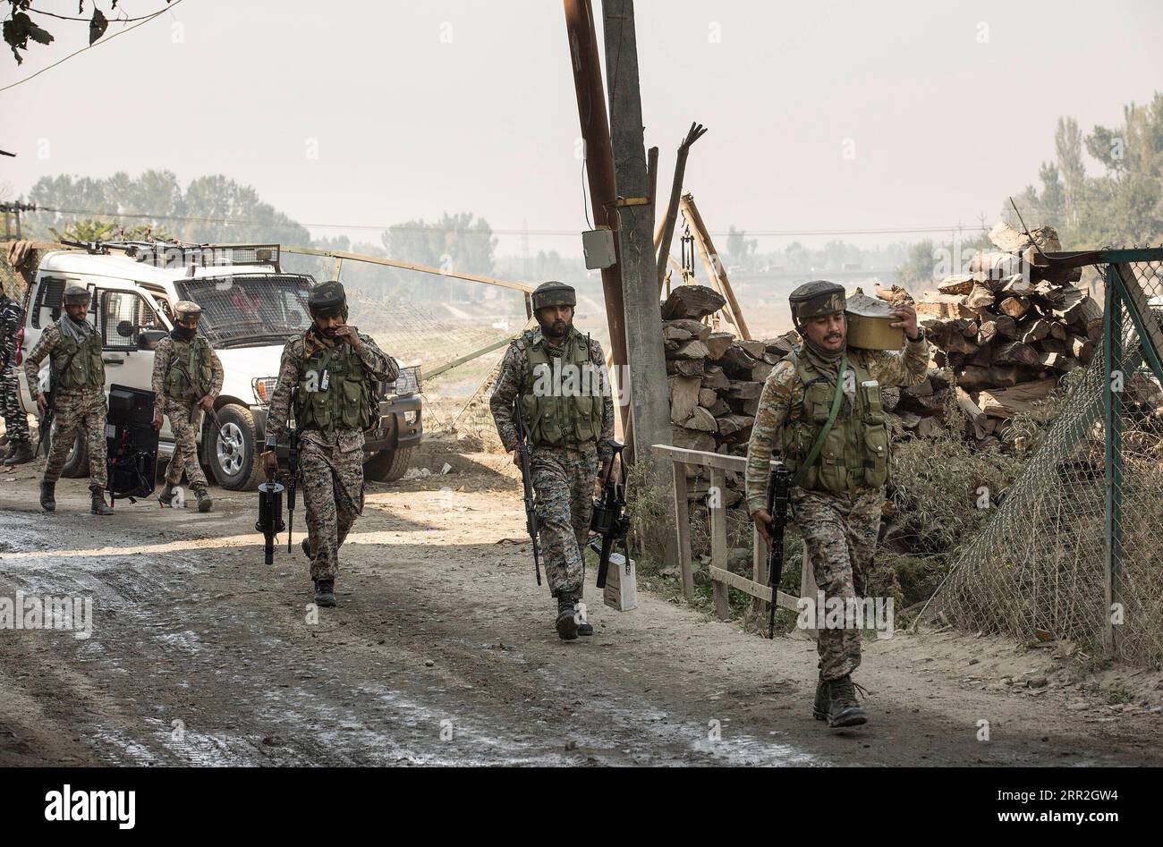 201012 -- SRINAGAR, 12. Oktober 2020 -- indische paramilitärische Truppen laufen in der Nähe des Ortes eines Schießereikampfes in Srinagar, der Sommerhauptstadt des von Indien kontrollierten Kaschmirs, 12. Oktober 2020. Zwei Militante wurden am Montag in einem bewaffneten Kampf mit Regierungstruppen im von Indianern kontrollierten Kaschmir getötet, sagte die Polizei. KASCHMIR-SRINAGAR-GUNFIGHT JavedxDar PUBLICATIONxNOTxINxCHN Stockfoto