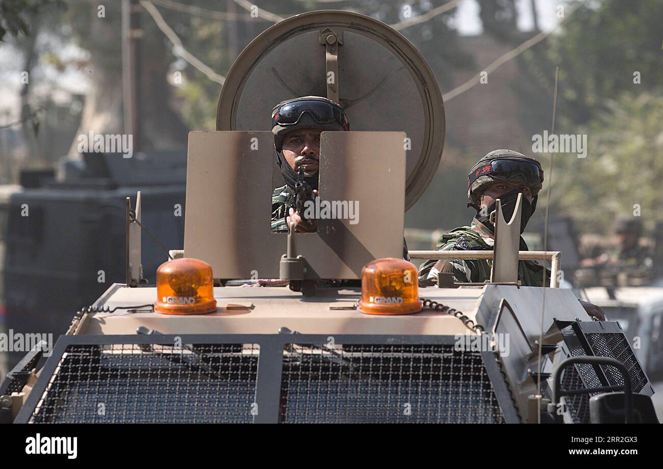 201012 -- SRINAGAR, 12. Oktober 2020 -- indische paramilitärische Soldaten stehen auf einem Fahrzeug in der Nähe eines Kampfes in Srinagar, der Sommerhauptstadt des von Indien kontrollierten Kaschmirs, 12. Oktober 2020. Zwei Militante wurden am Montag in einem bewaffneten Kampf mit Regierungstruppen im von Indianern kontrollierten Kaschmir getötet, sagte die Polizei. KASCHMIR-SRINAGAR-GUNFIGHT JavedxDar PUBLICATIONxNOTxINxCHN Stockfoto
