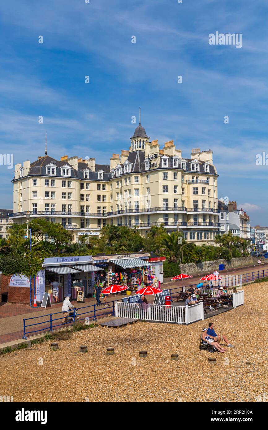 Seafront Beach by Queens Hotel in Eastbourne, East Sussex, Großbritannien im September Stockfoto