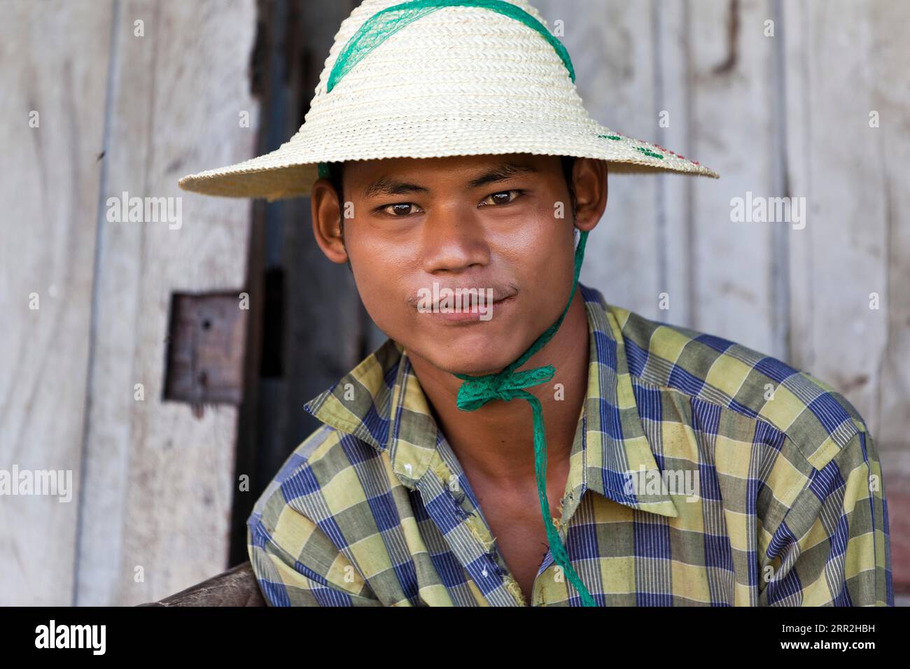 Junger Mann mit Reishut, Taungu, Bago Division, Myanmar, Birma Stockfoto