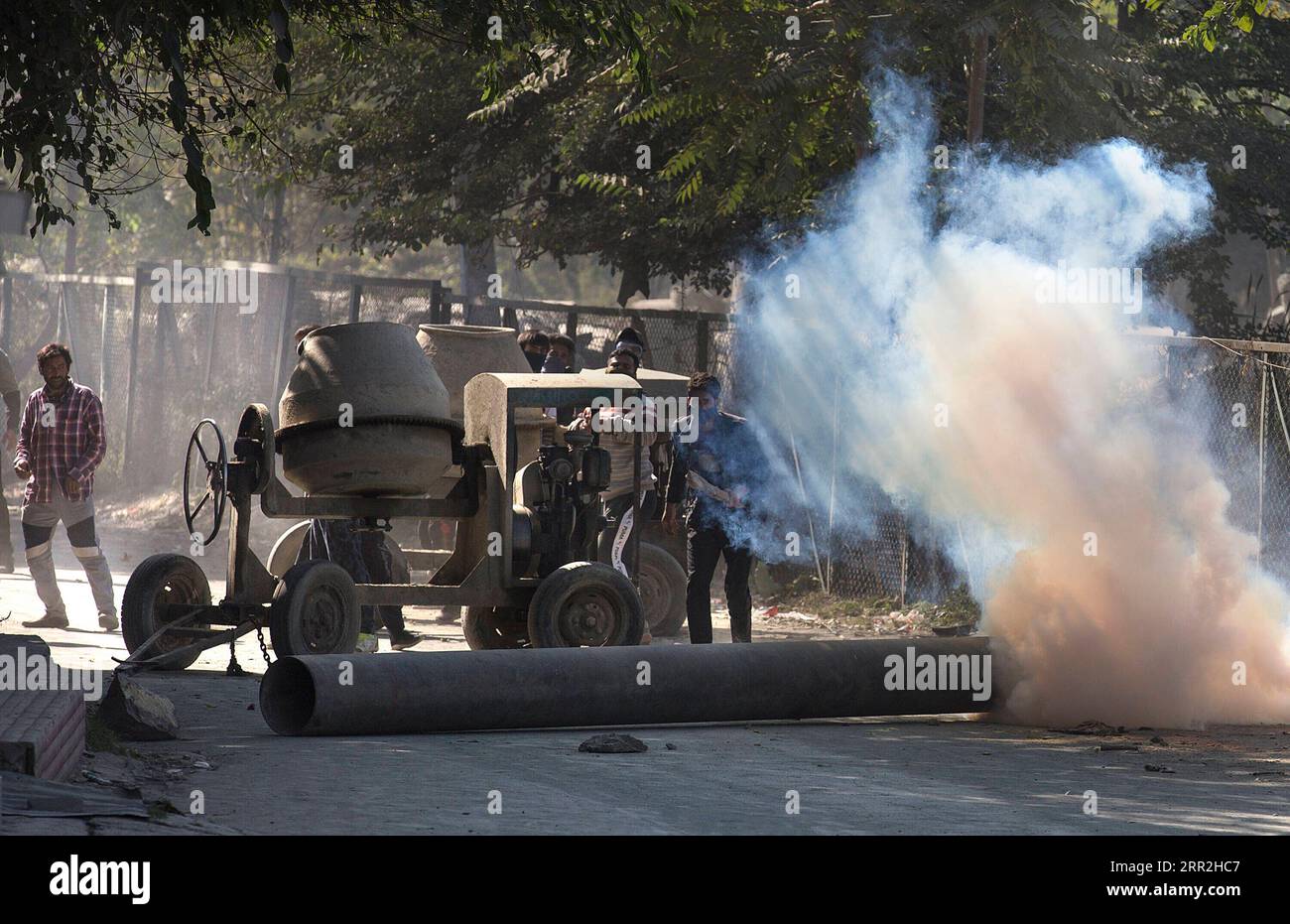 201012 -- SRINAGAR, 12. Oktober 2020 -- Demonstranten werden bei Zusammenstößen mit Regierungstruppen unter Tränenrauch nach einem bewaffneten Kampf in Srinagar, der Sommerhauptstadt des von Indien kontrollierten Kaschmirs, am 12. Oktober 2020 gesehen. KASCHMIR-SRINAGAR-GUNFIGHT JavedxDar PUBLICATIONxNOTxINxCHN Stockfoto