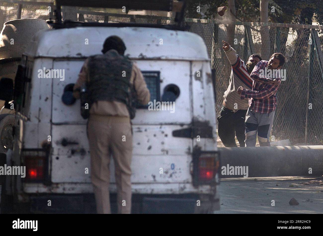 201012 -- SRINAGAR, 12. Oktober 2020 -- Demonstranten werden bei Zusammenstößen mit Regierungstruppen nach einem Schusswechsel in Srinagar, der Sommerhauptstadt des von Indien kontrollierten Kaschmirs, 12. Oktober 2020 gesehen. KASCHMIR-SRINAGAR-GUNFIGHT JavedxDar PUBLICATIONxNOTxINxCHN Stockfoto