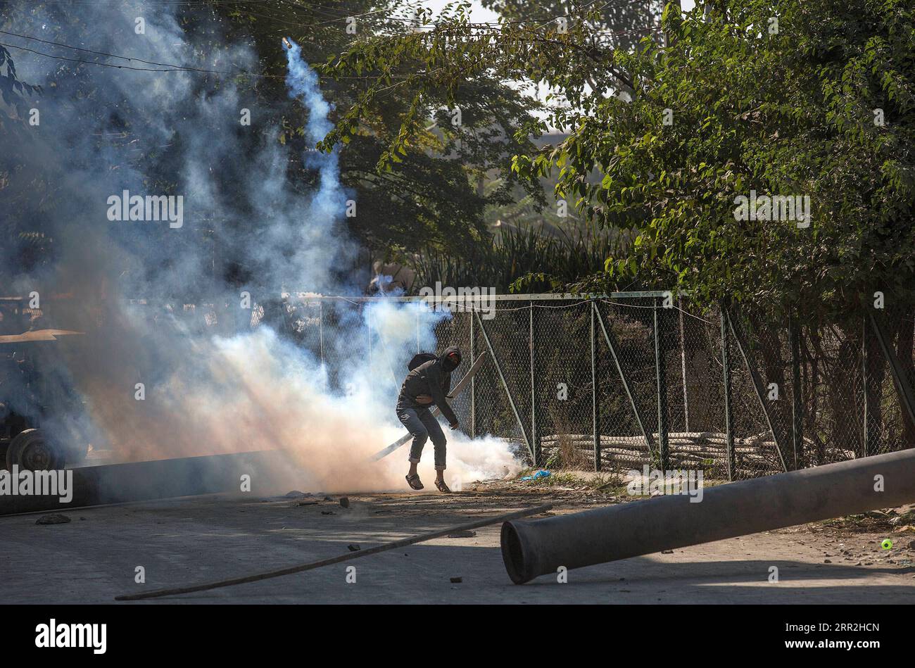 201012 -- SRINAGAR, 12. Oktober 2020 -- Ein Demonstrant wirft eine Tränenrauchgranate auf Regierungstruppen zurück, nachdem er am 12. Oktober 2020 in Srinagar, der Sommerhauptstadt des von Indianern kontrollierten Kaschmirs, bewaffnet wurde. KASCHMIR-SRINAGAR-GUNFIGHT JavedxDar PUBLICATIONxNOTxINxCHN Stockfoto